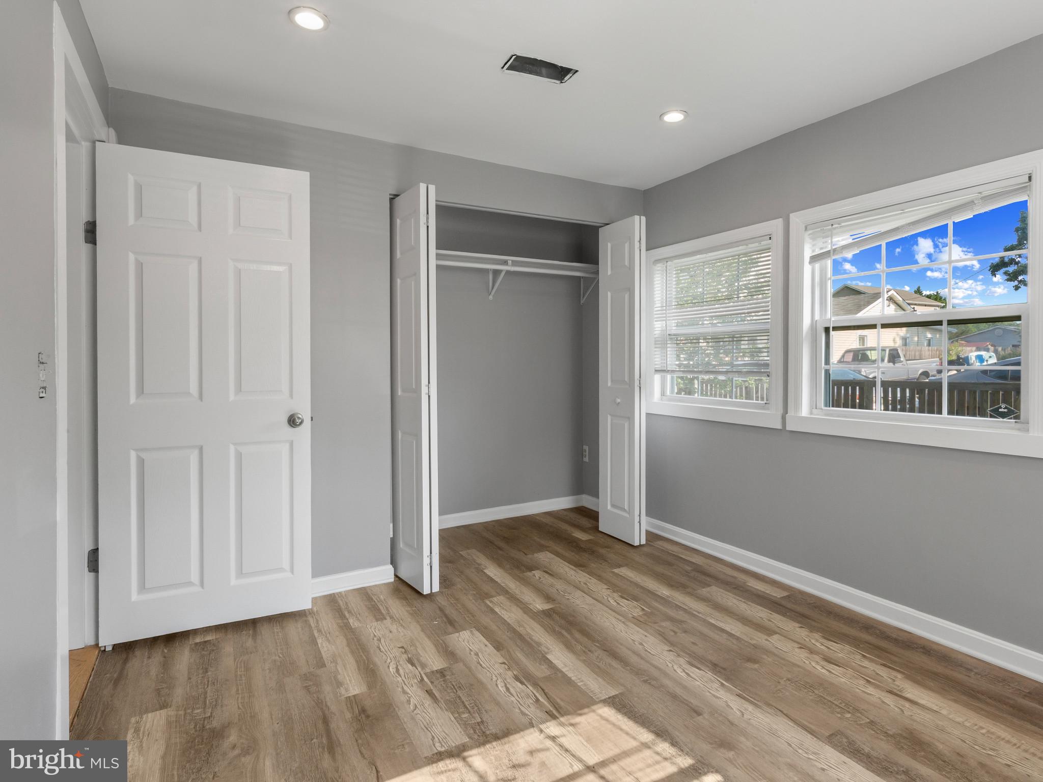 WOODLAND BEACH - Residential