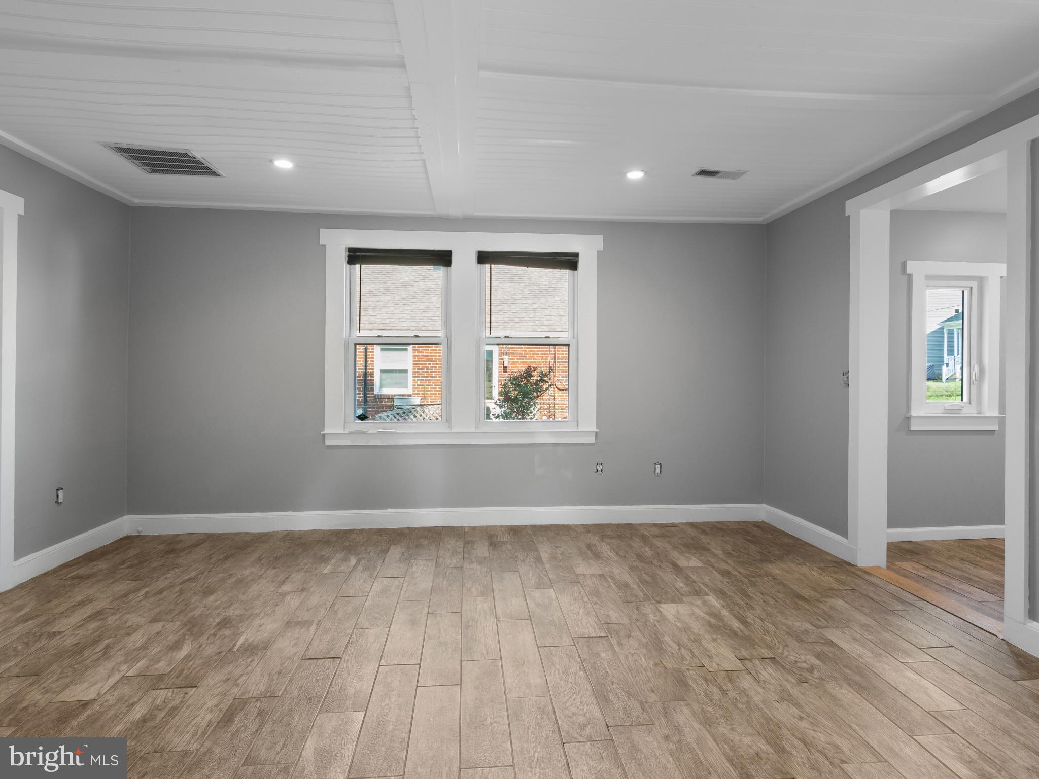 WOODLAND BEACH - Residential