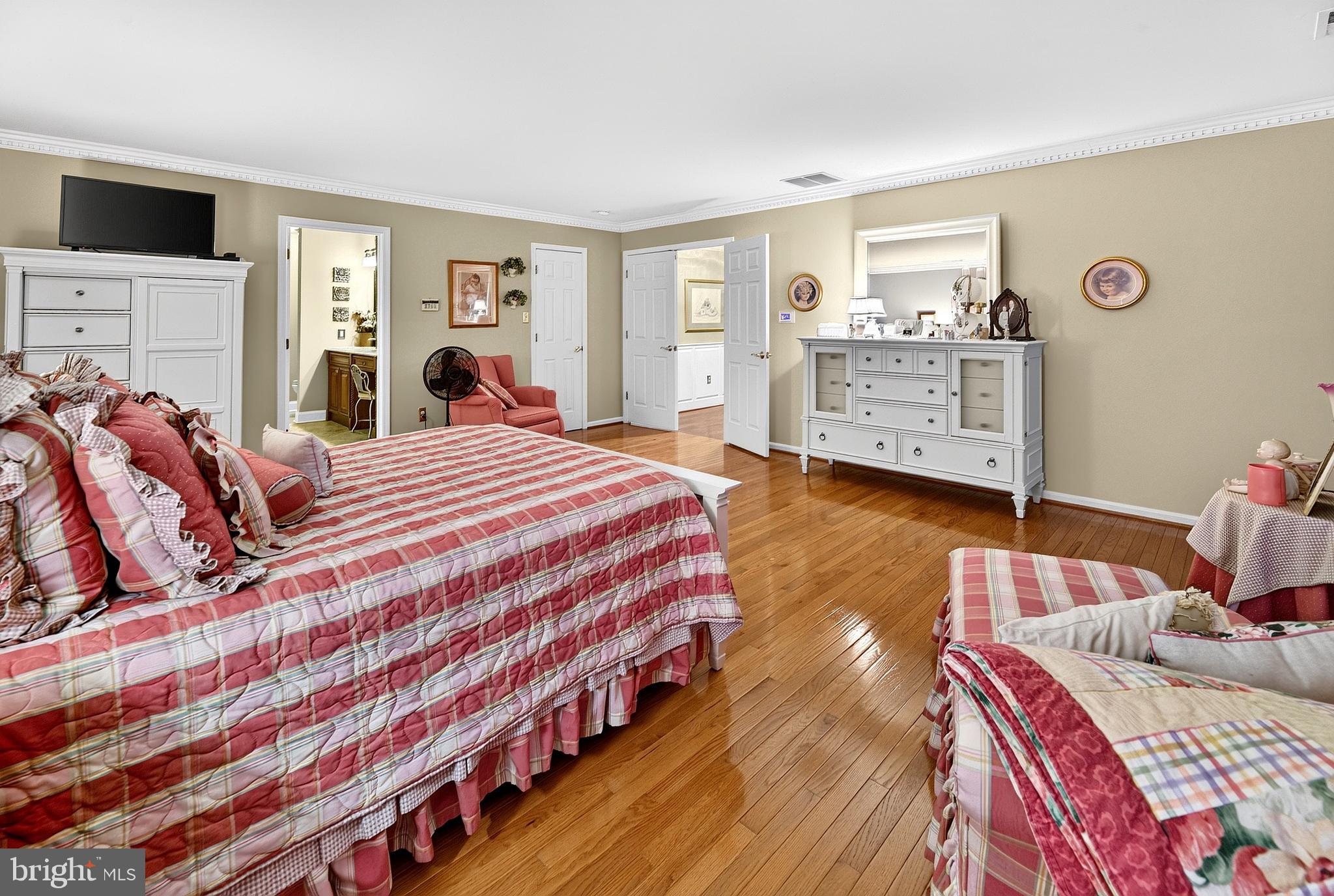 8 OAK RIDGE LANE