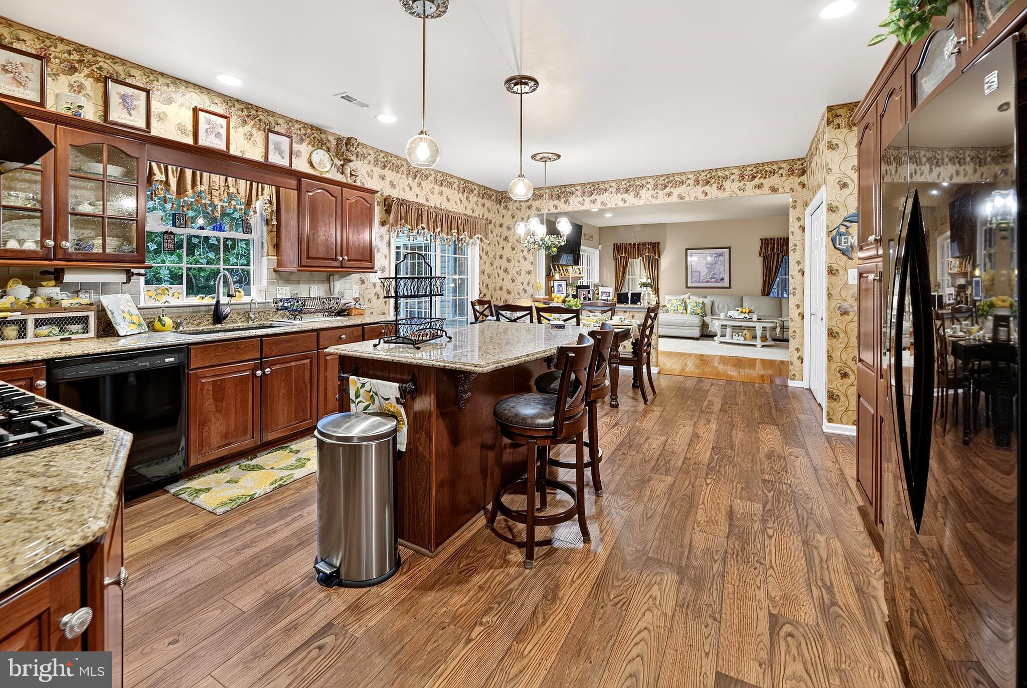 8 OAK RIDGE LANE
