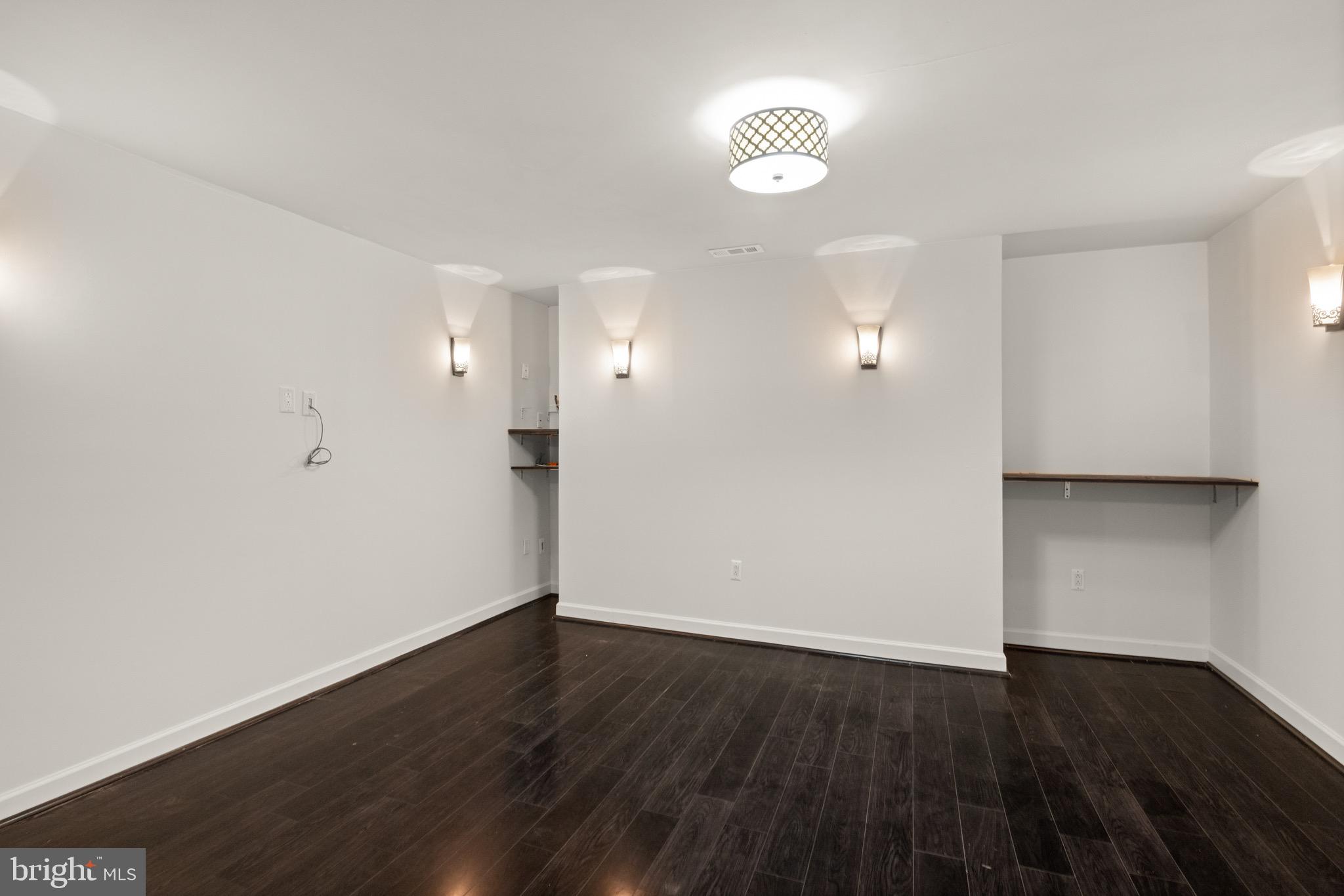 VILLAGE OF WASHINGTON TRAIL - Residential