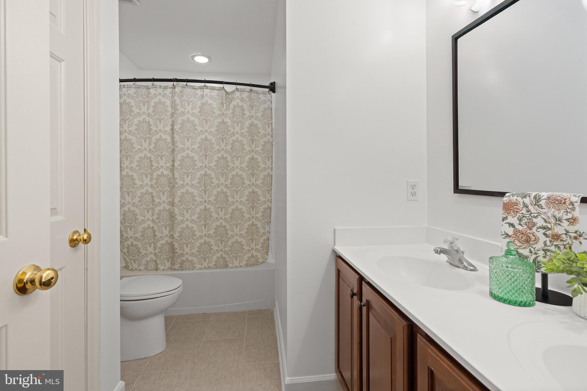 VILLAGE OF WASHINGTON TRAIL - Residential