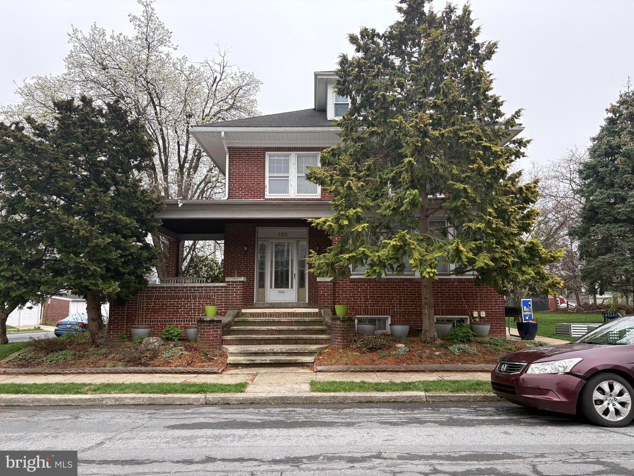 Main image without alt text