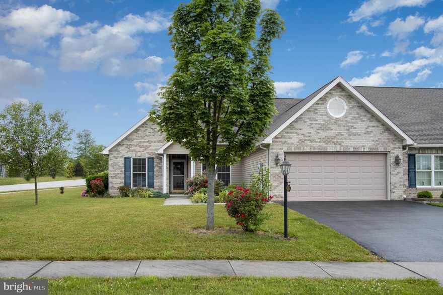 All offers must be in by 8 pm on Wednesday 6/9/2021 to be reviewed Thursday Morning.  If you're looking for an easy to maintain first time home or maybe looking to downsize, then this could be the one for you! This great, one level townhome has a lot to boast about. 2 large bedrooms, each with their own personal bathroom attached. The large living area is perfect for family gatherings, and the ceilings reaching over 11 feet high make the space feel even bigger. The kitchen has plenty of cabinet space, and has an eat in area right next to the large windows to look out on your backyard. The high ceilings transfer over to the bedrooms, the primary one also having a large walk in closet. The corner lot and back yard are perfect for spacious peace and quiet! Come schedule a showing today!