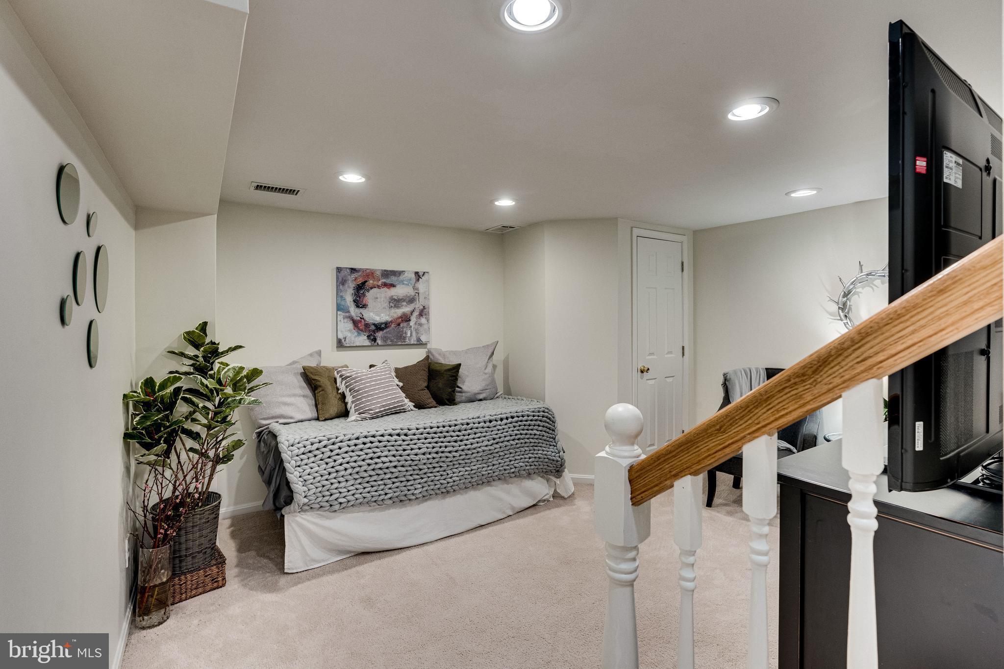 SHAD ROW - Residential