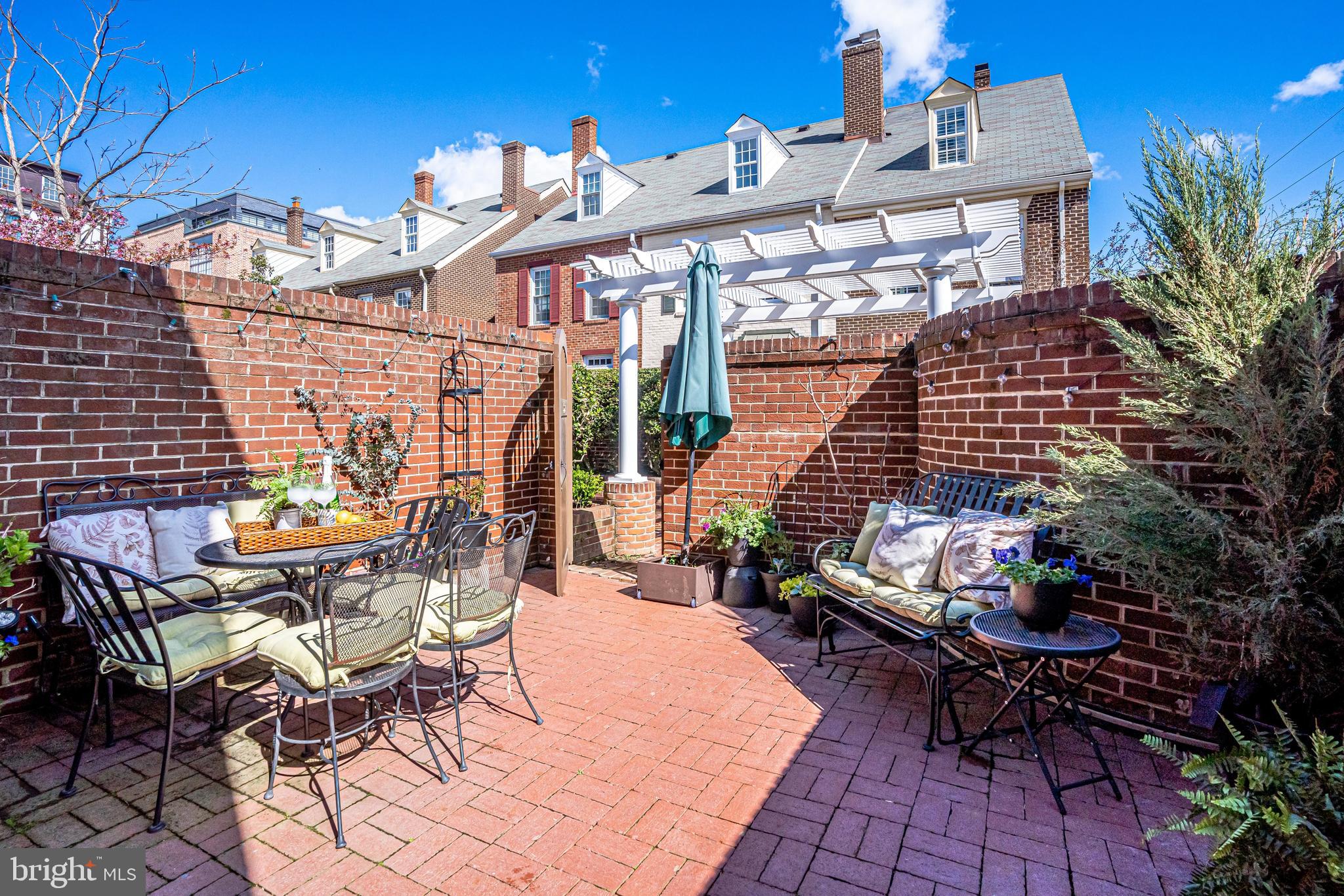 SHAD ROW - Residential