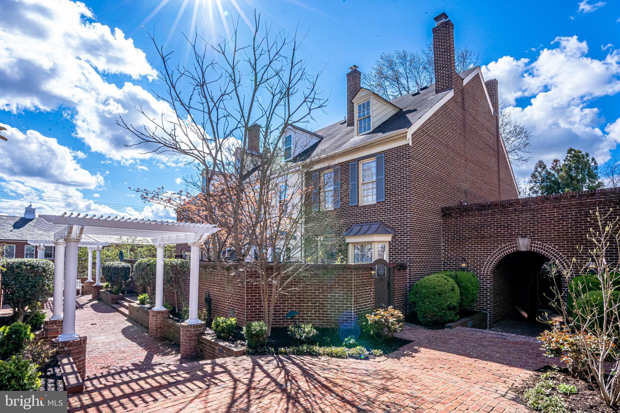 SHAD ROW - Residential