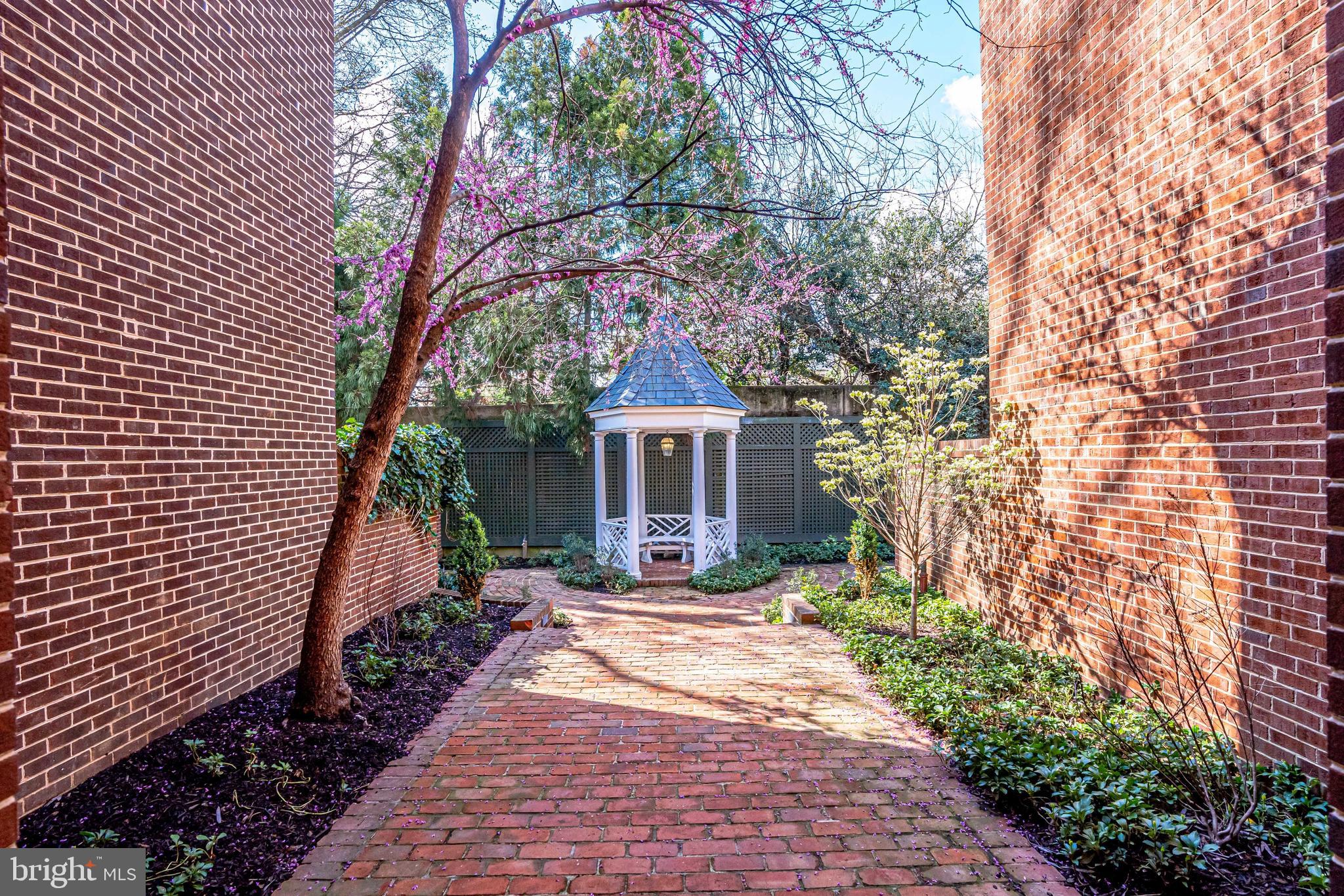 SHAD ROW - Residential