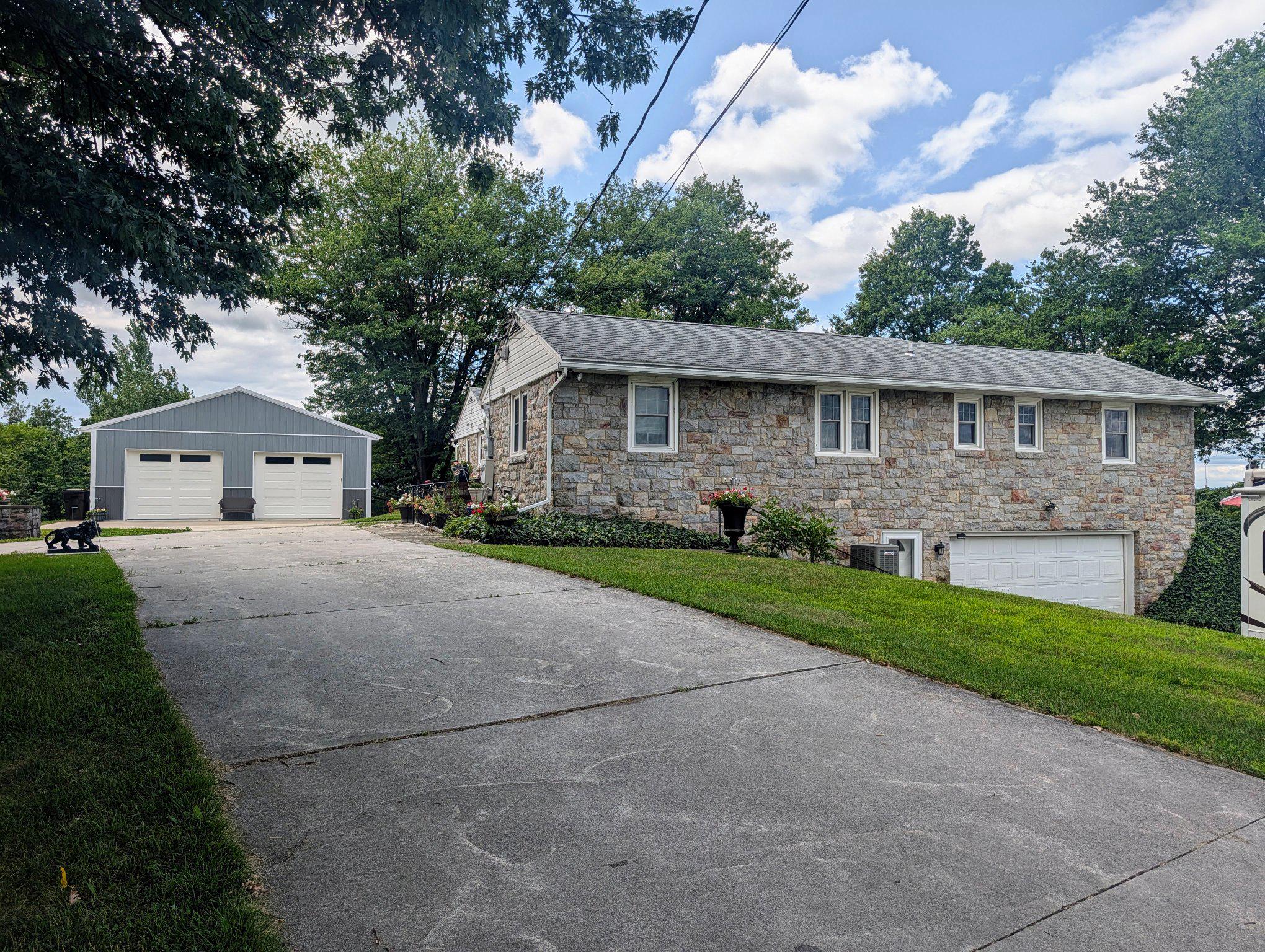438 FOREST LANE