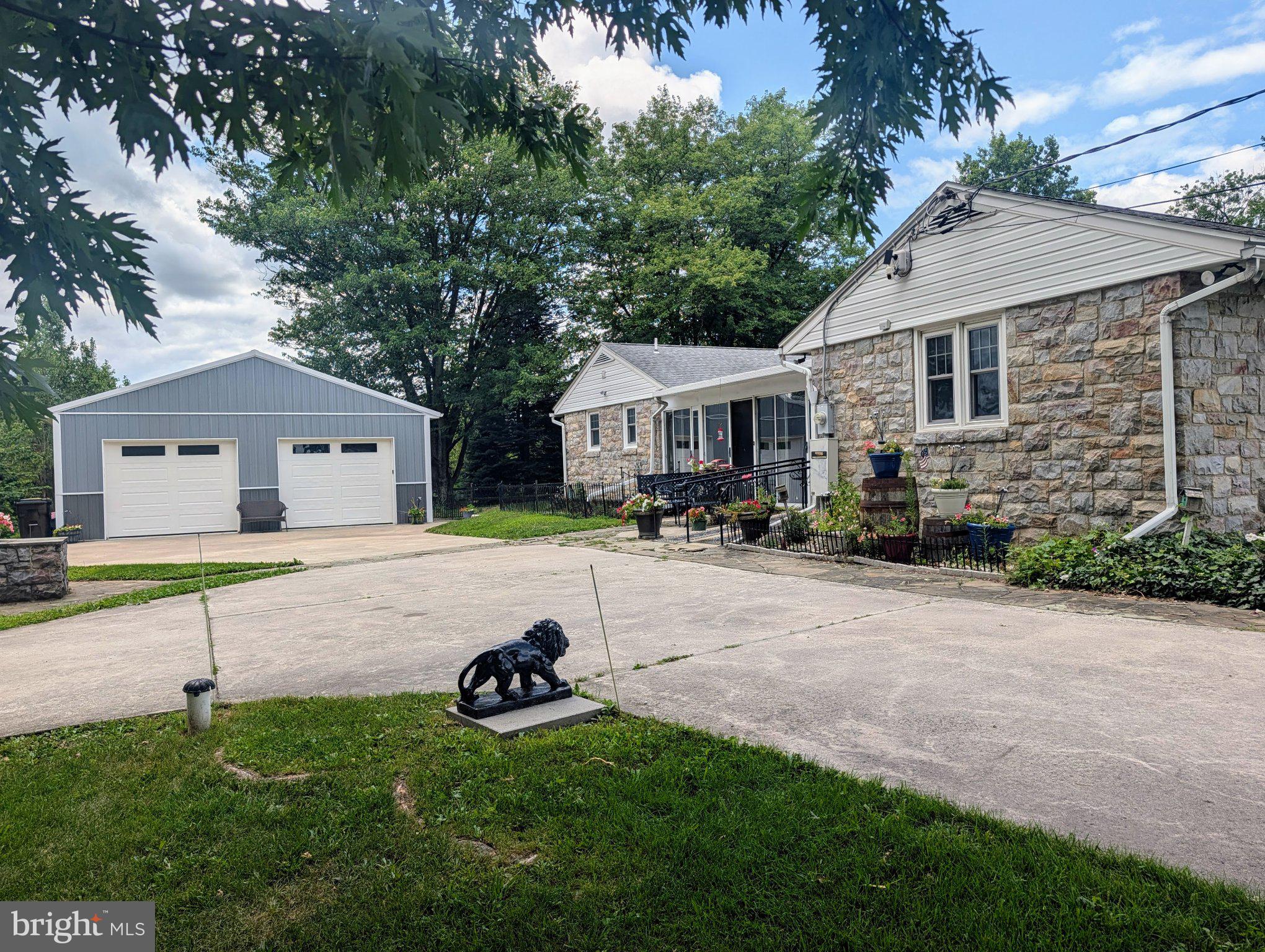 438 FOREST LANE