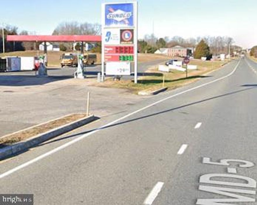 Land for rent.  Put your businesses sign here...Lots of traffic passes by here each day.  Price based on size. Also land available for food truck, hot dog stand, portable dog groomer, fireworks stand,  yard sales,  vegetable stand.....use your imagination!  Lets talk :)