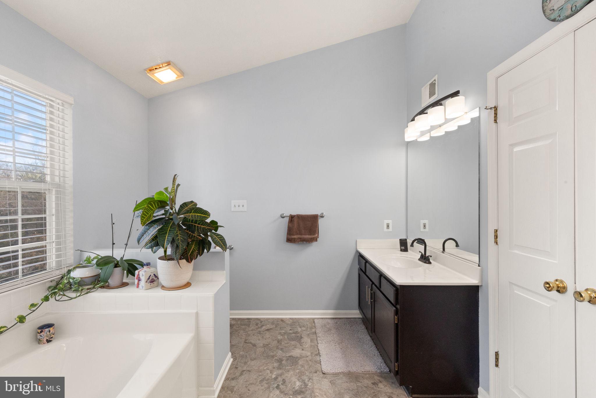 CONSTANT FRIENDSHIP - Residential