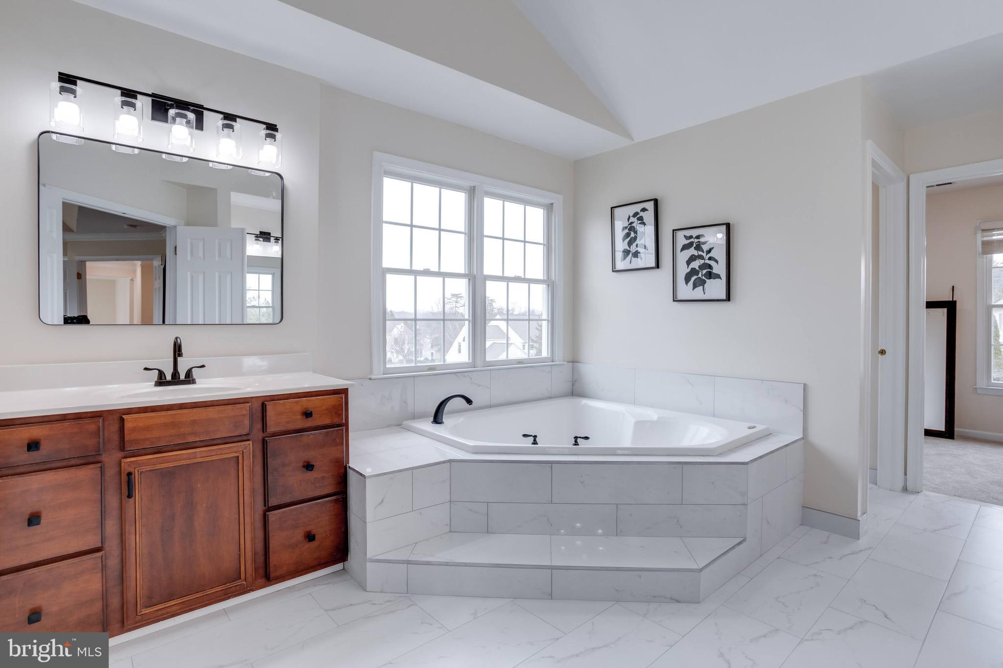 FAIR LAKES CHASE - Residential