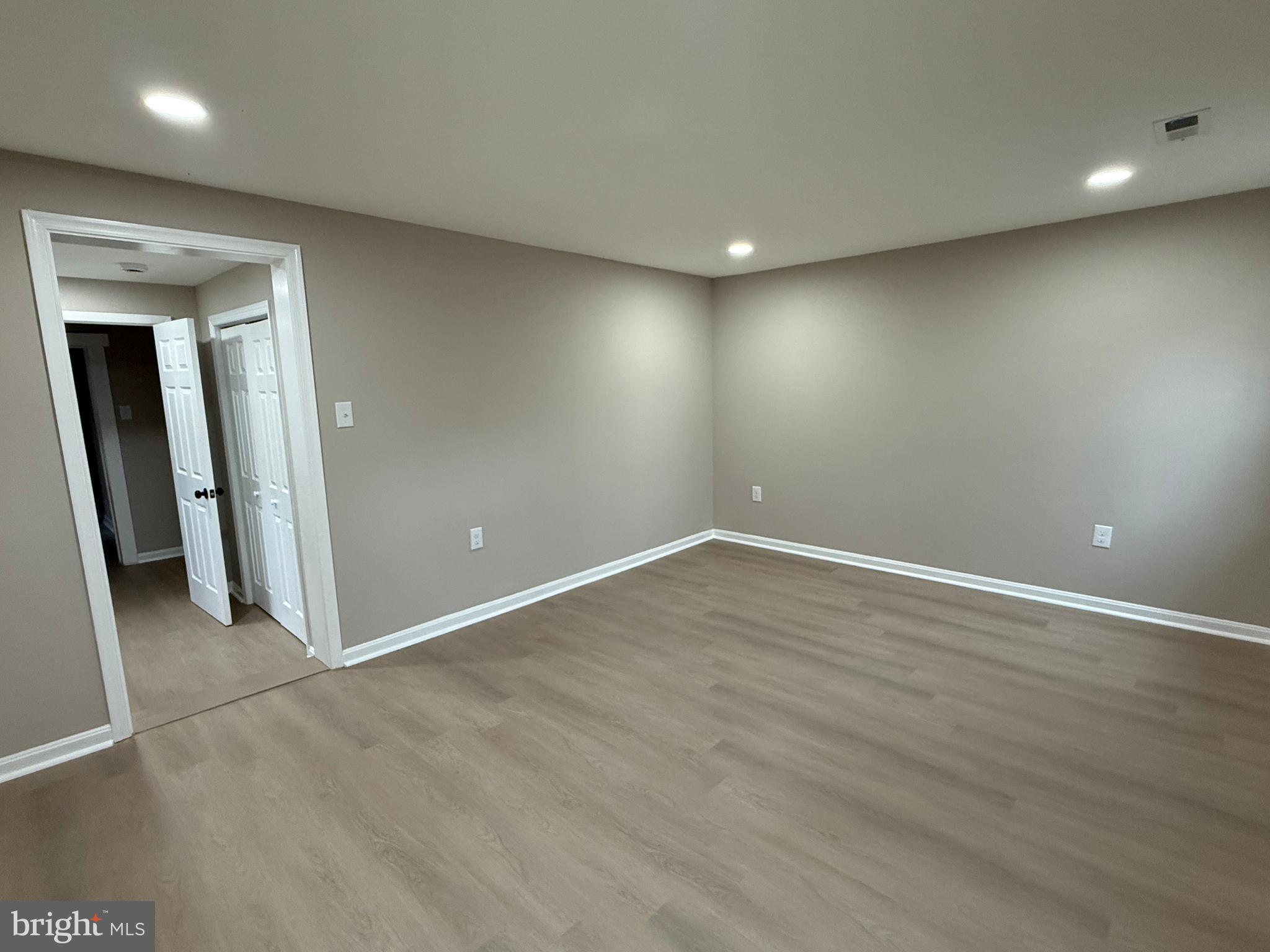 LINDA KNOLLS - Residential