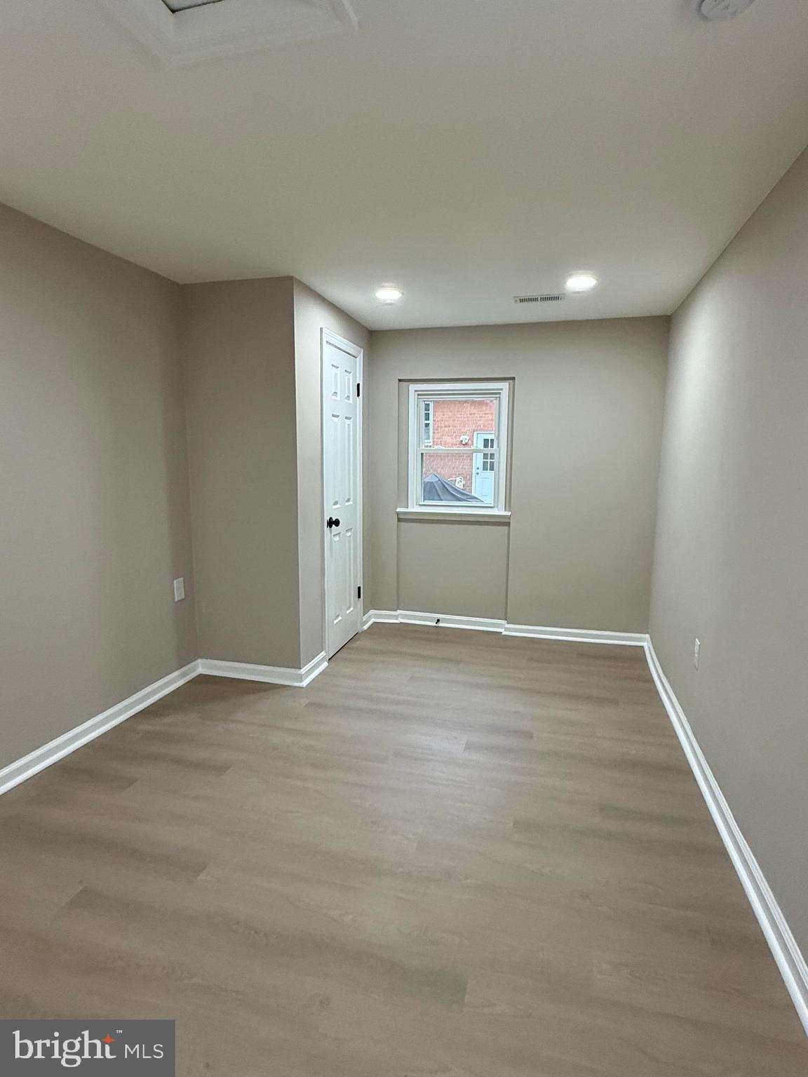 LINDA KNOLLS - Residential