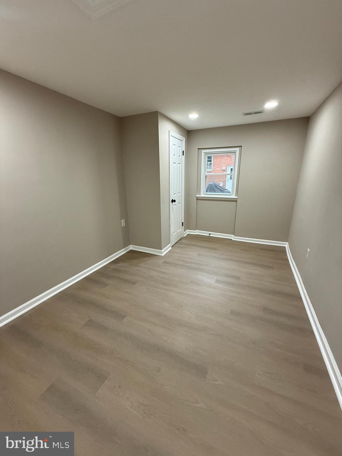 LINDA KNOLLS - Residential