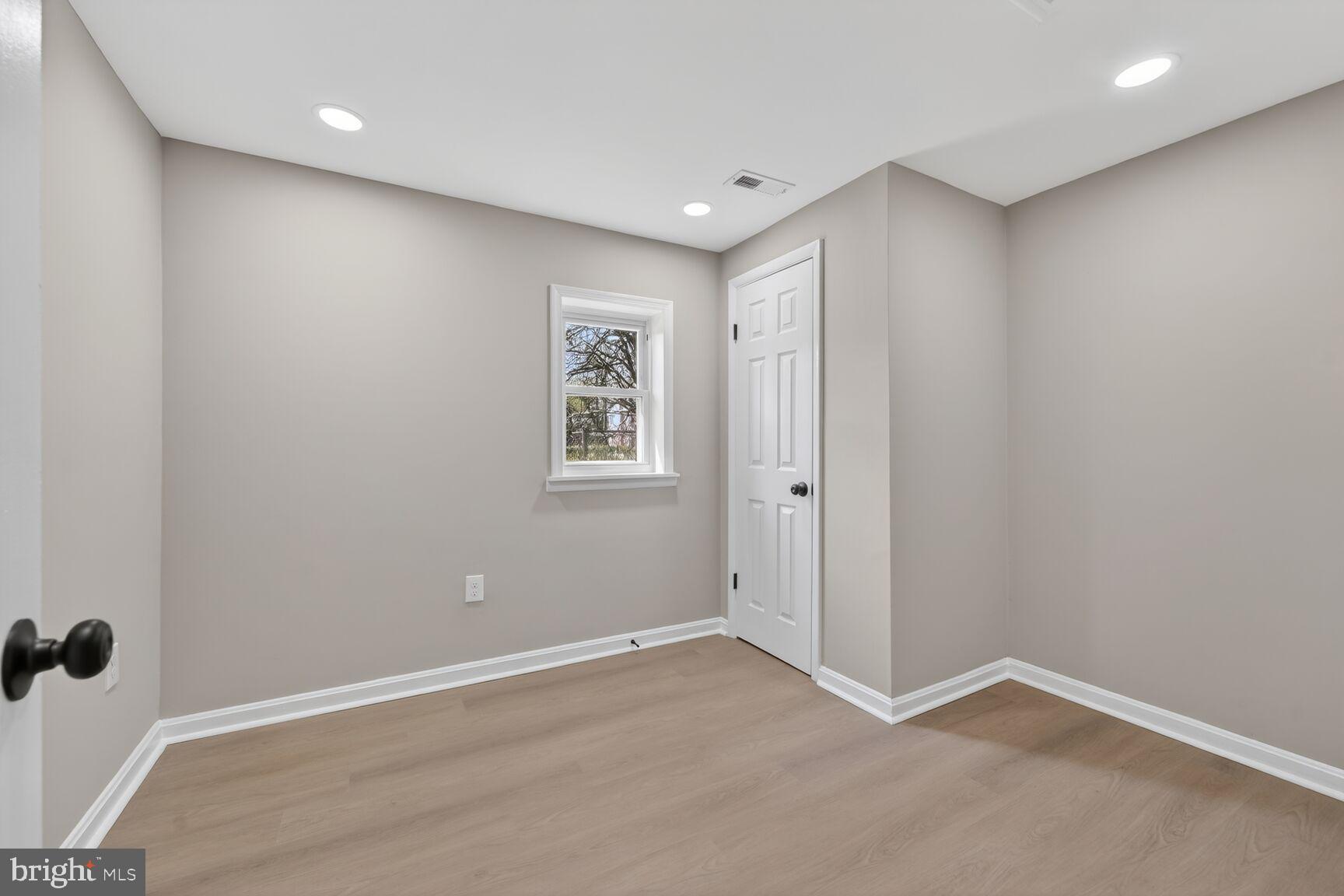 LINDA KNOLLS - Residential