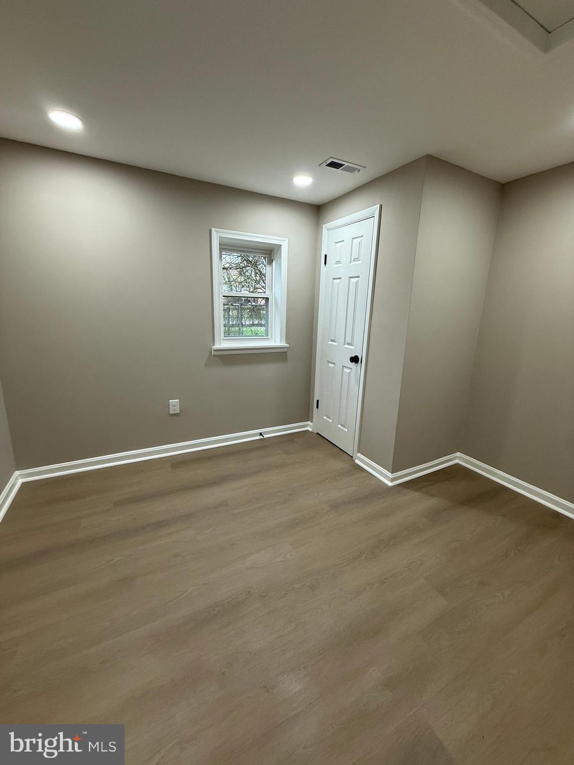 LINDA KNOLLS - Residential