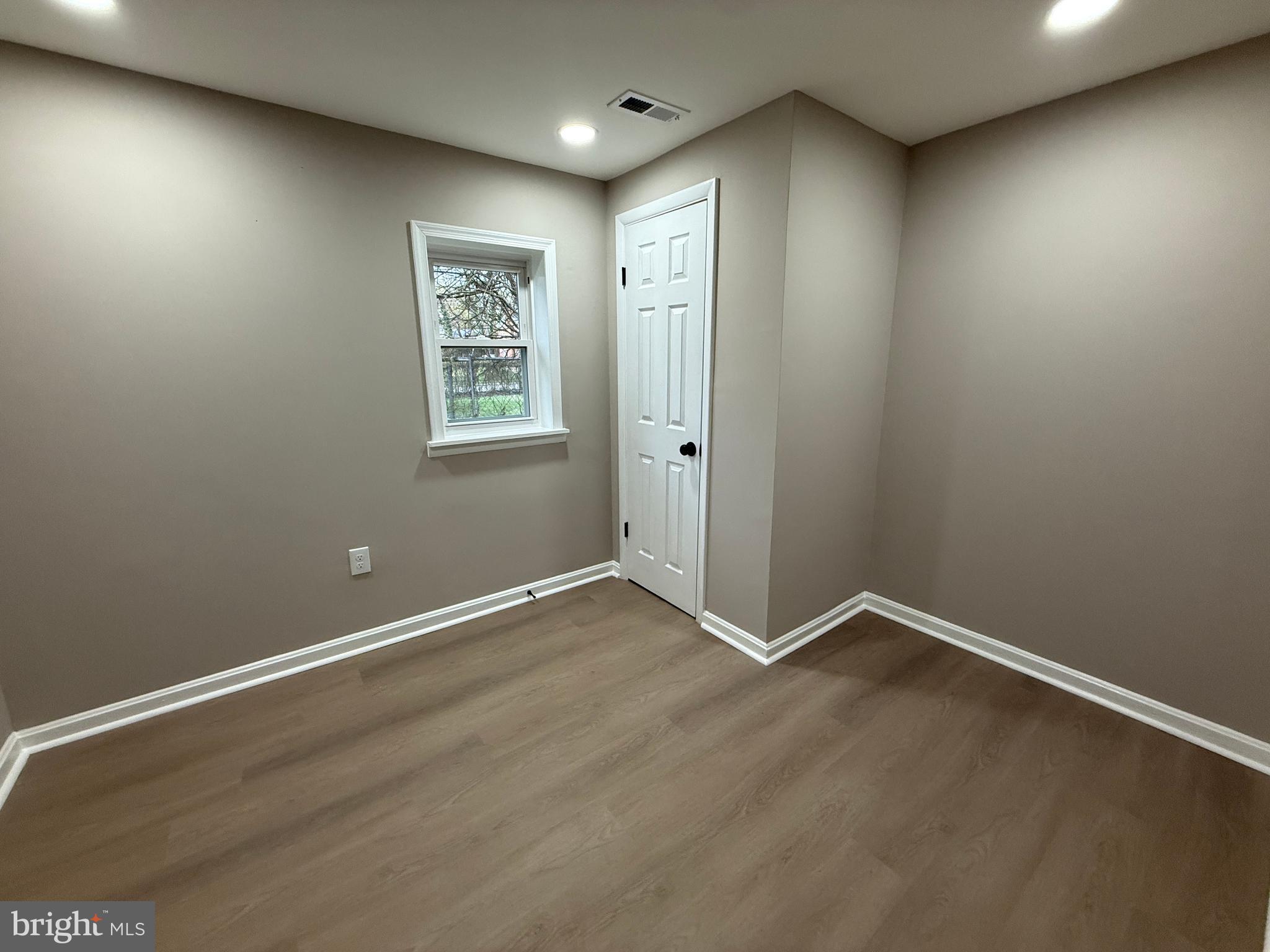 LINDA KNOLLS - Residential