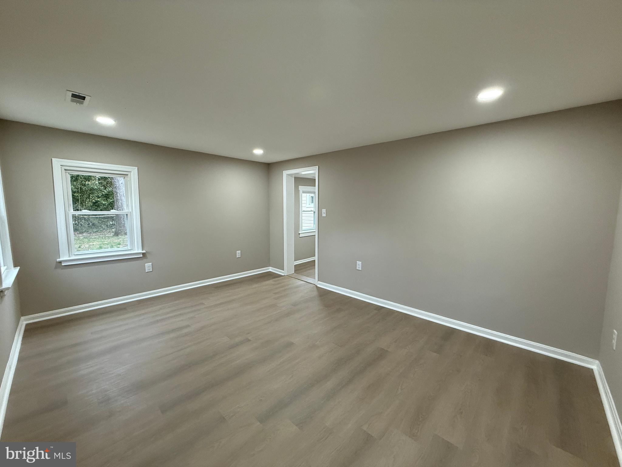 LINDA KNOLLS - Residential