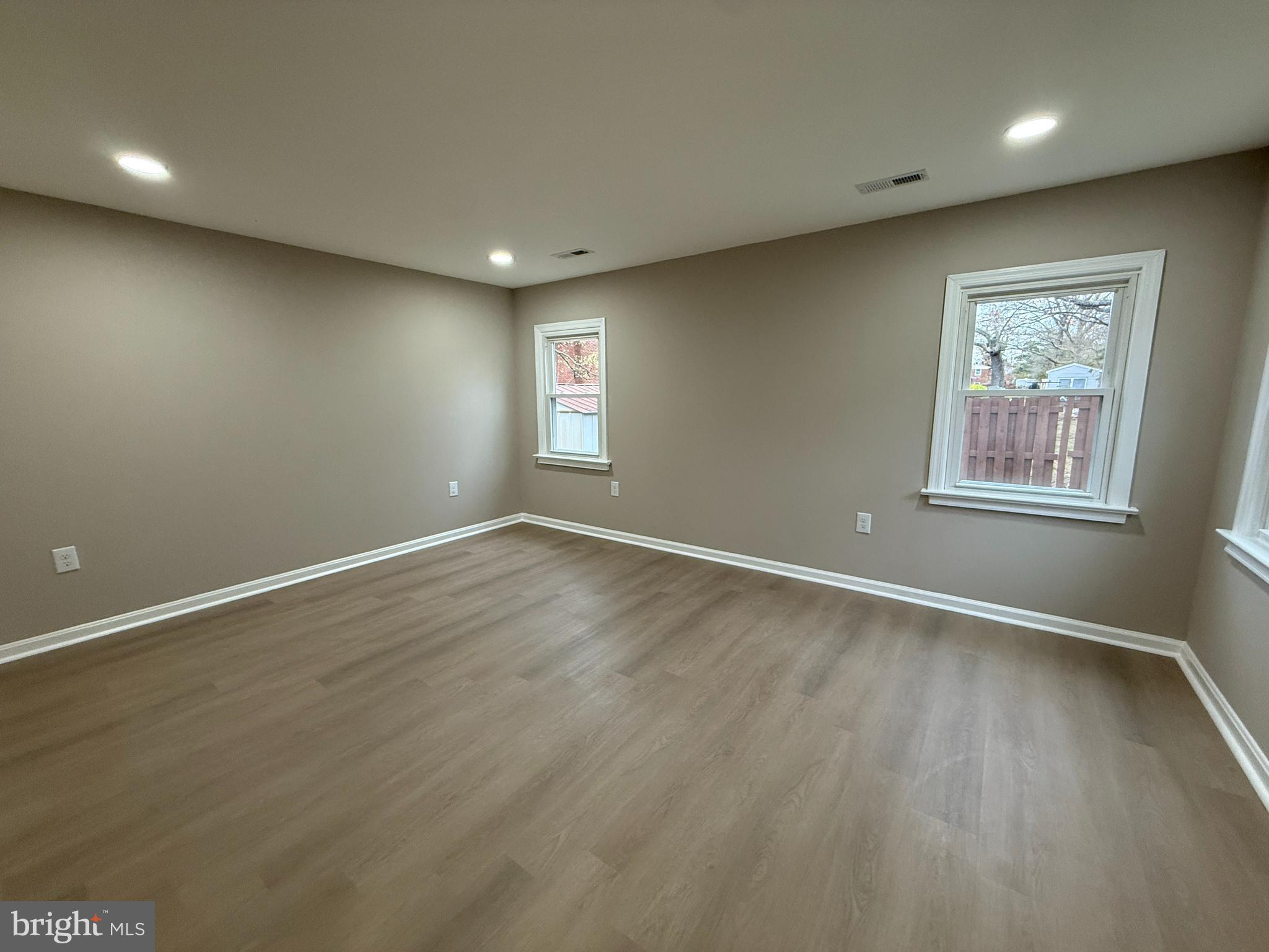 LINDA KNOLLS - Residential