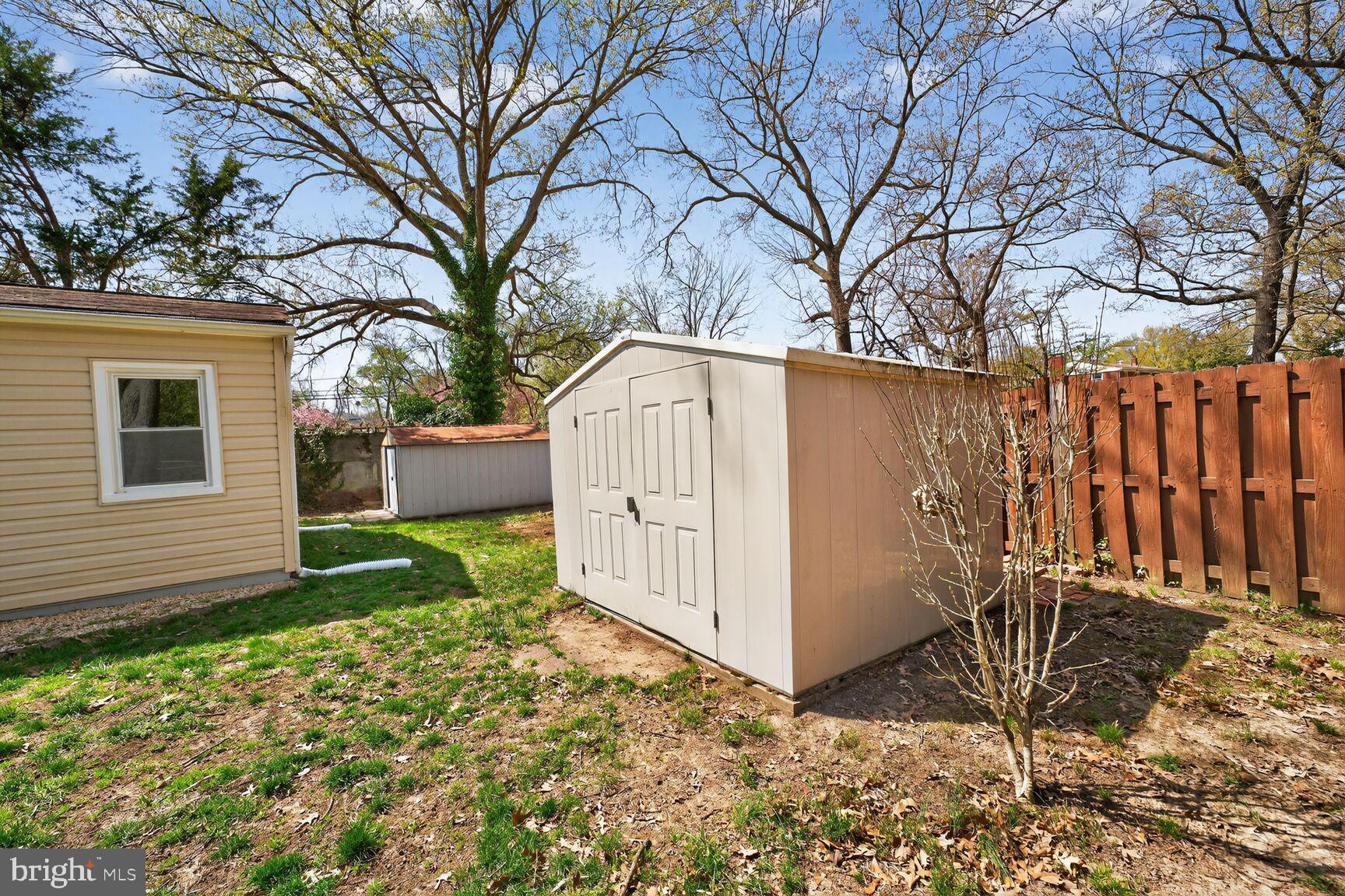 LINDA KNOLLS - Residential