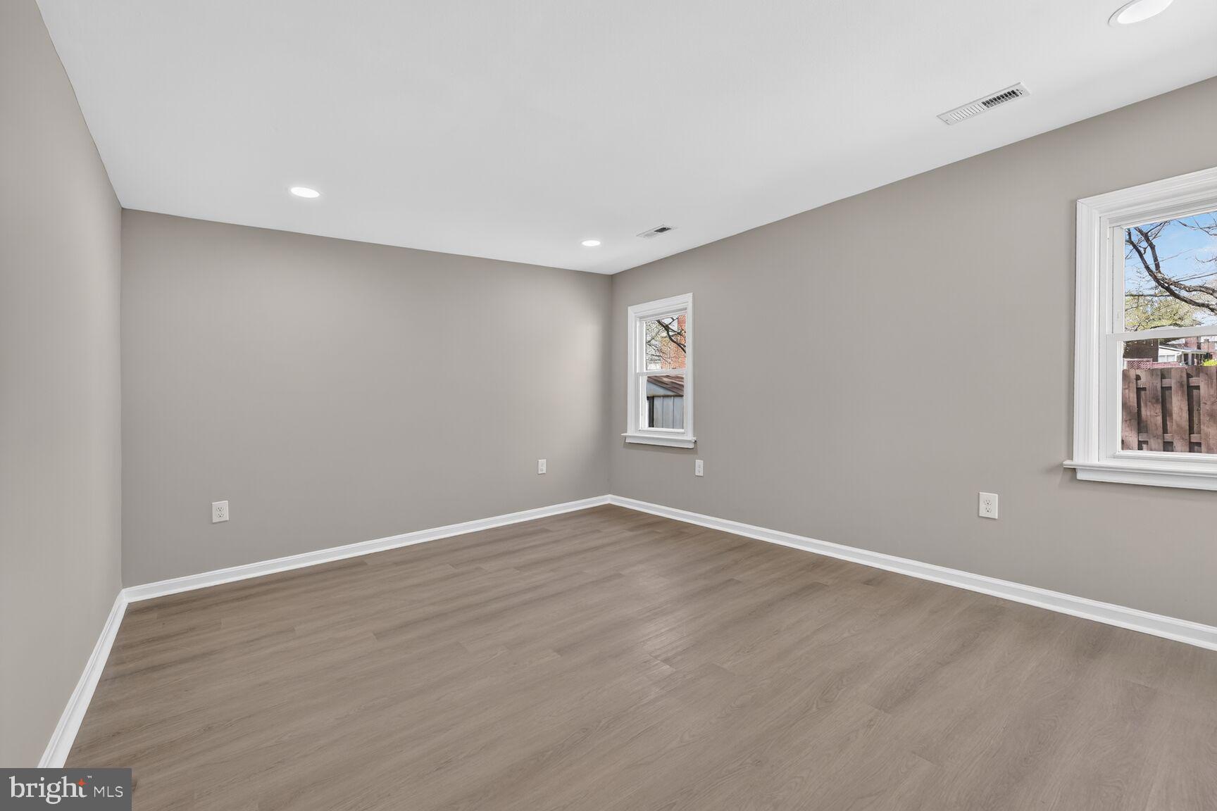 LINDA KNOLLS - Residential