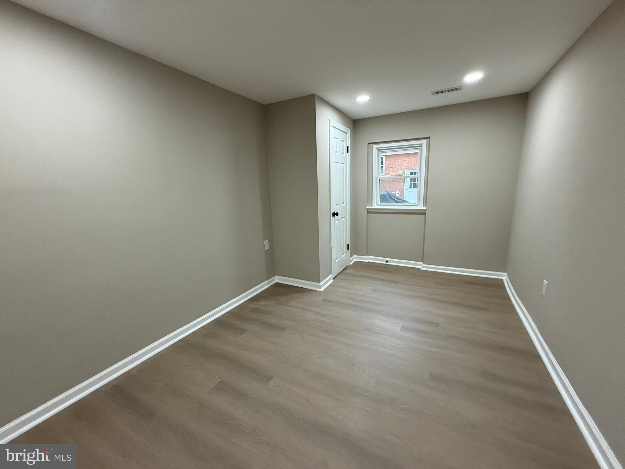 LINDA KNOLLS - Residential