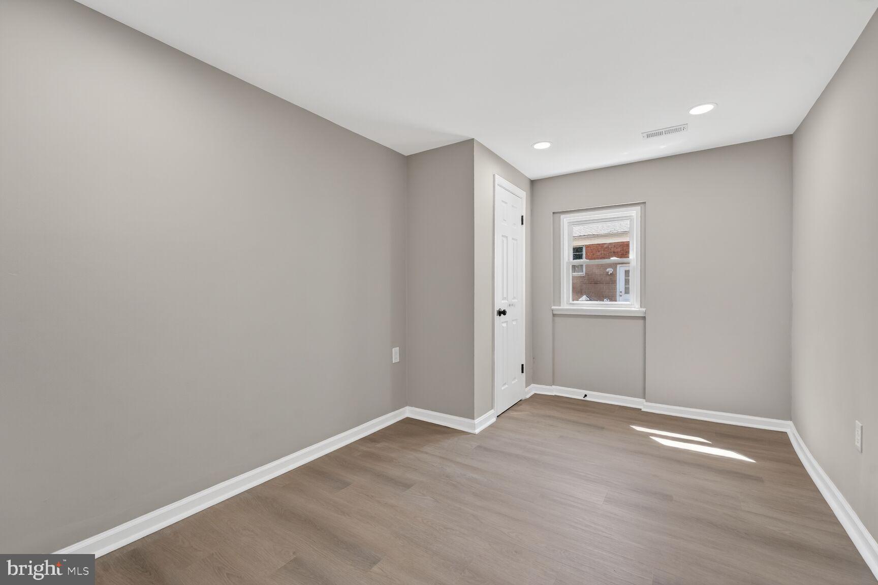 LINDA KNOLLS - Residential