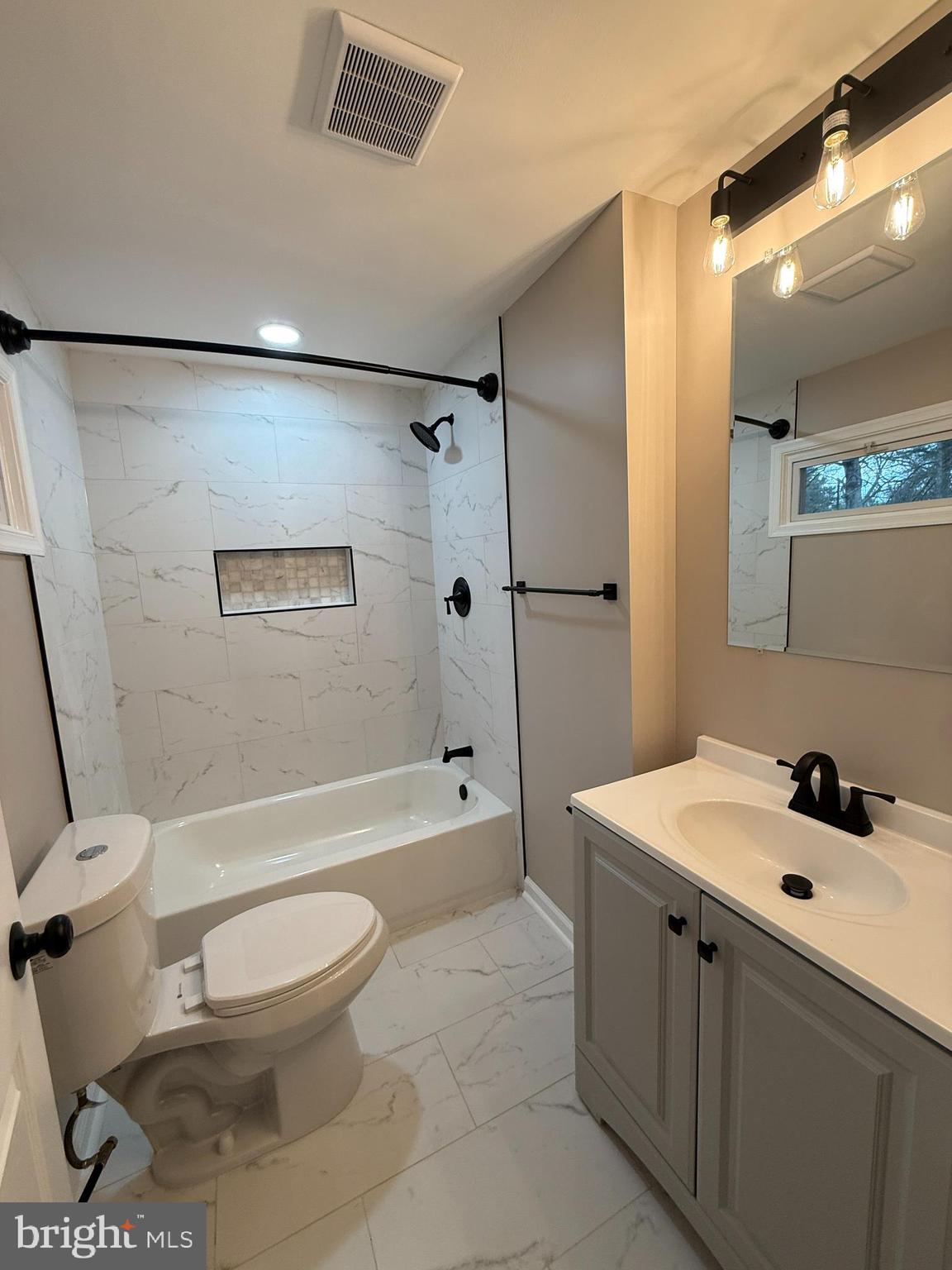 LINDA KNOLLS - Residential