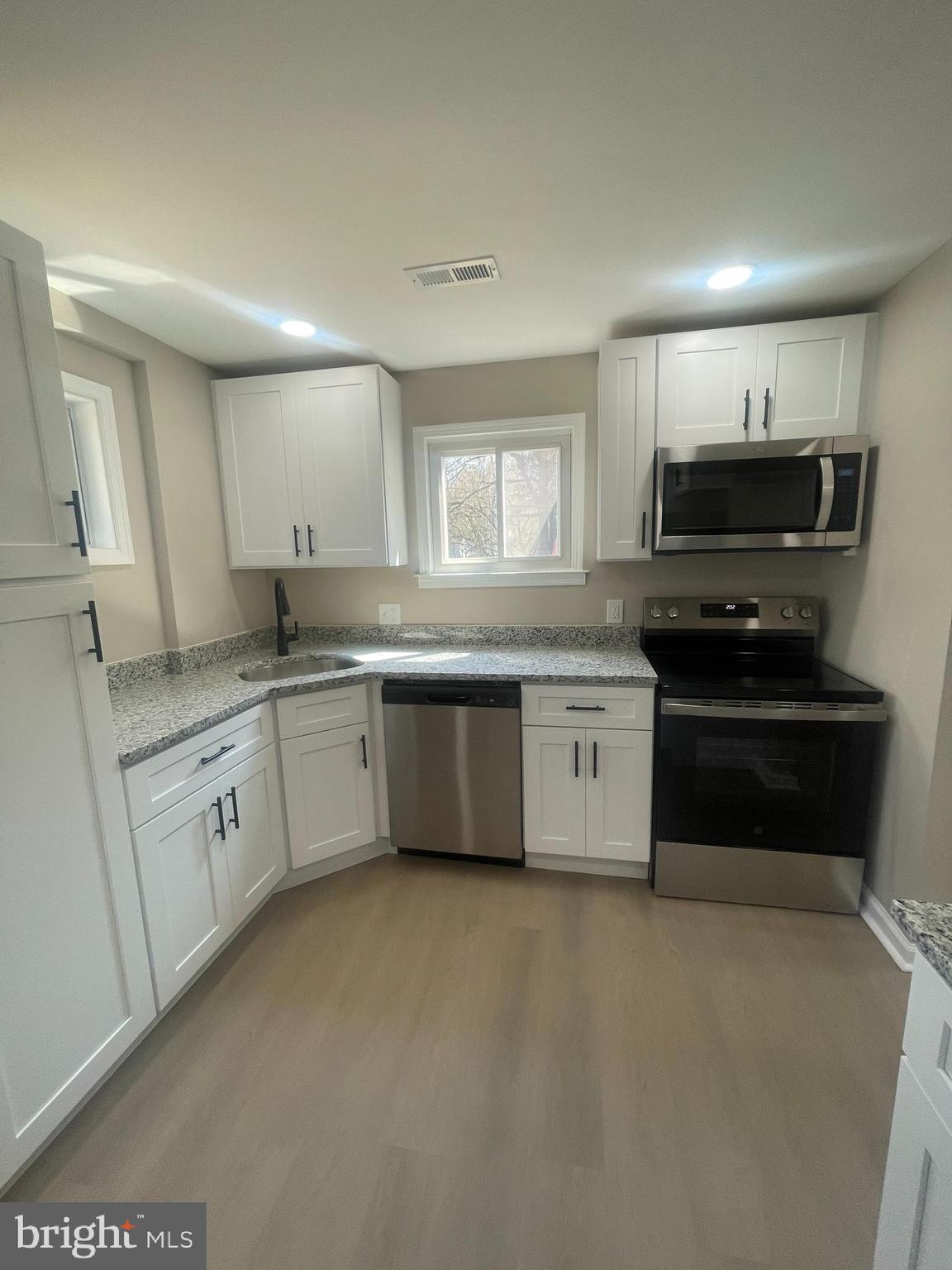 LINDA KNOLLS - Residential