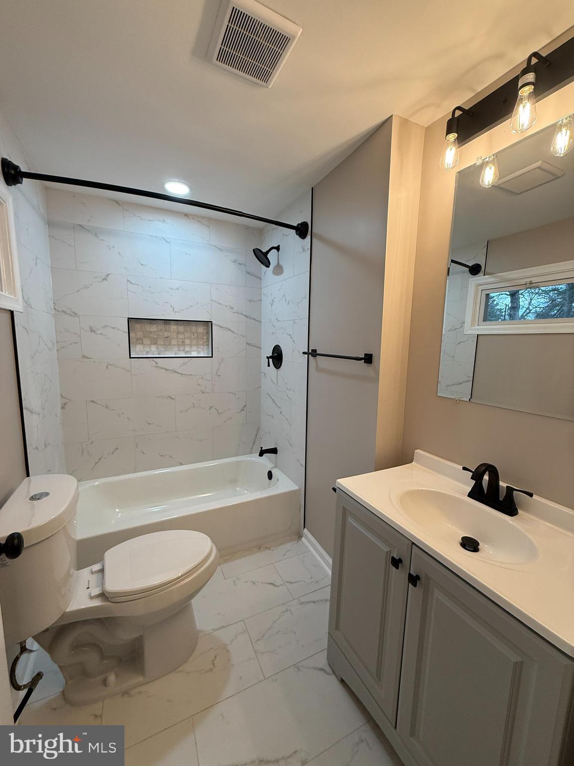 LINDA KNOLLS - Residential