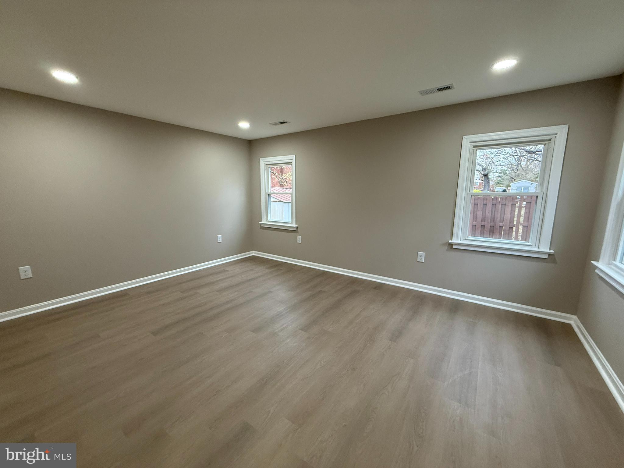 LINDA KNOLLS - Residential