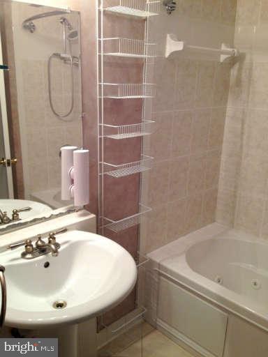 HOLMES RUN PARK - Residential