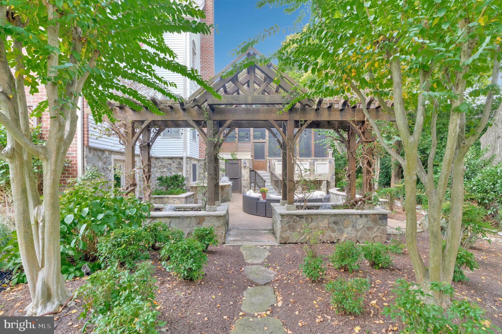 MC LEAN HAMLET - Residential