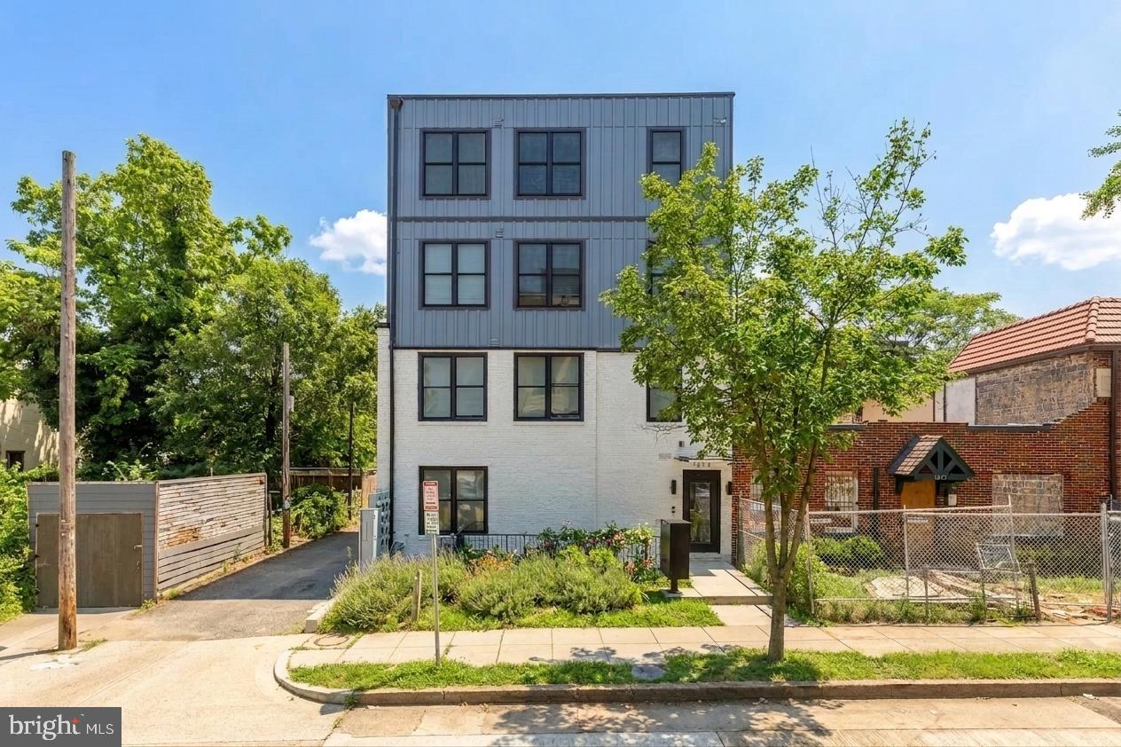Photo 1 of 14 — 1019 17TH PLACE NE 1, WASHINGTON, DC 20002