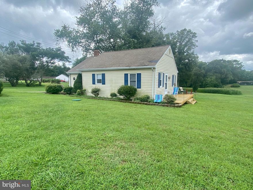 Beautifully updated charming 2 bedroom, 1 bath Rambler. New wide plank, low maintenance flooring throughout the home. Freshly painted interior and updated bathroom. Open plan kitchen with separate dining space. Ceiling fans. Dual decks on each side of the home to overlook the manicured yard. Shed. Only a short drive to downtown Fredericksburg's shopping and restaurants, close to the VRE for commuters. Handy to Mary Washington Hospital and University. Tucked away yet close to Route 1 and I-95.
PETS ON CASE BY CASE BASIS