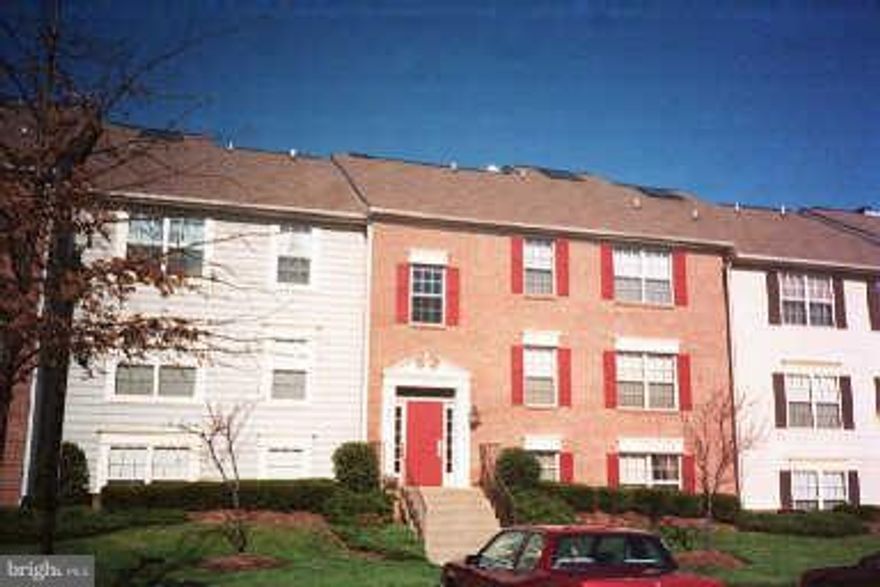 Updated, open floor plan w/ great commute!10 min Vienna Metro/5 min walk to FFX Connector bus.Granite, stainless, newer paint/carpet, fireplace, golf course view, multiple community amenities! Full W/D, assigned parking near door + extra available. Close to Fair Oaks Mall and restaurants! No smoking. No pets.