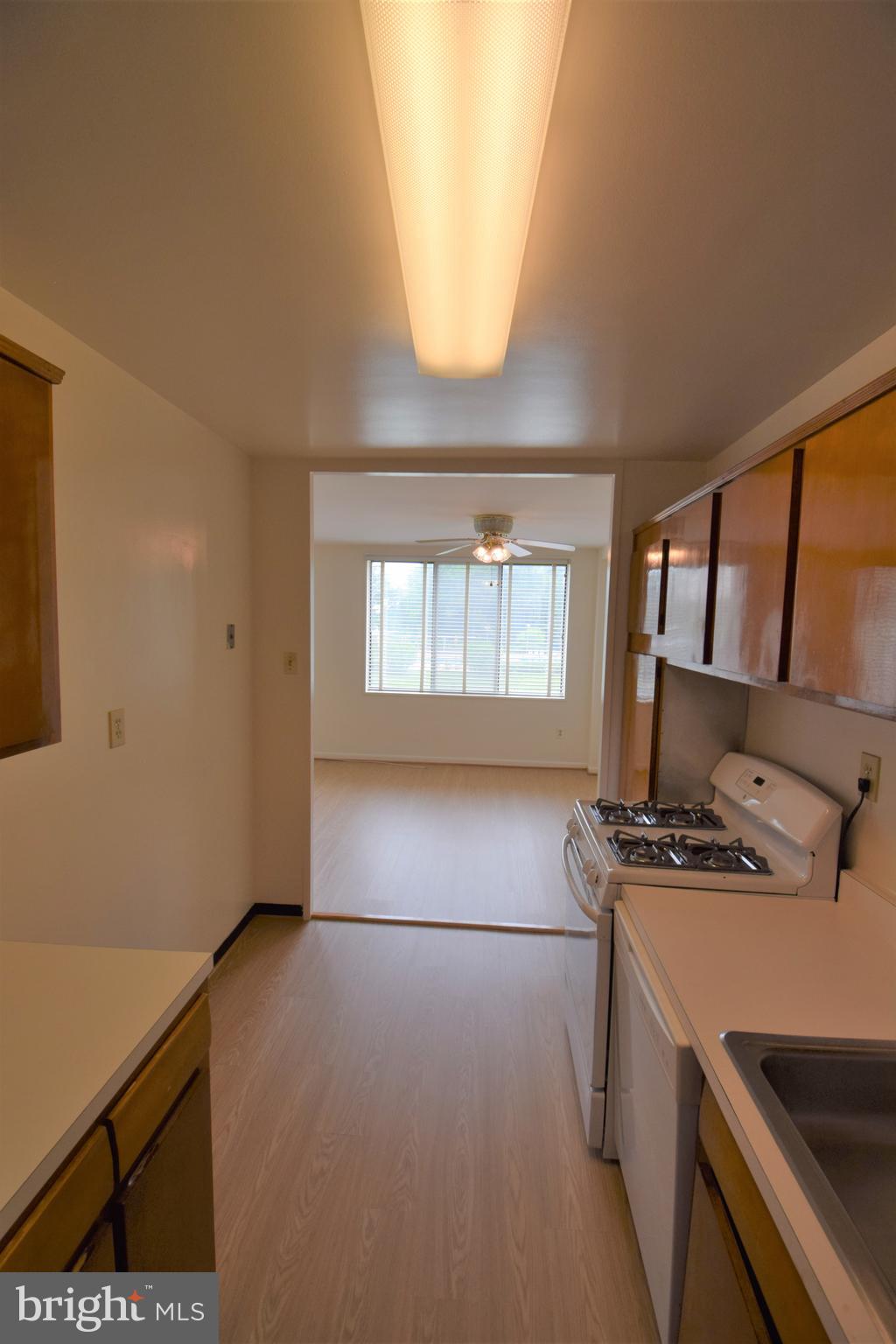 RIVER TOWERS - Residential Lease