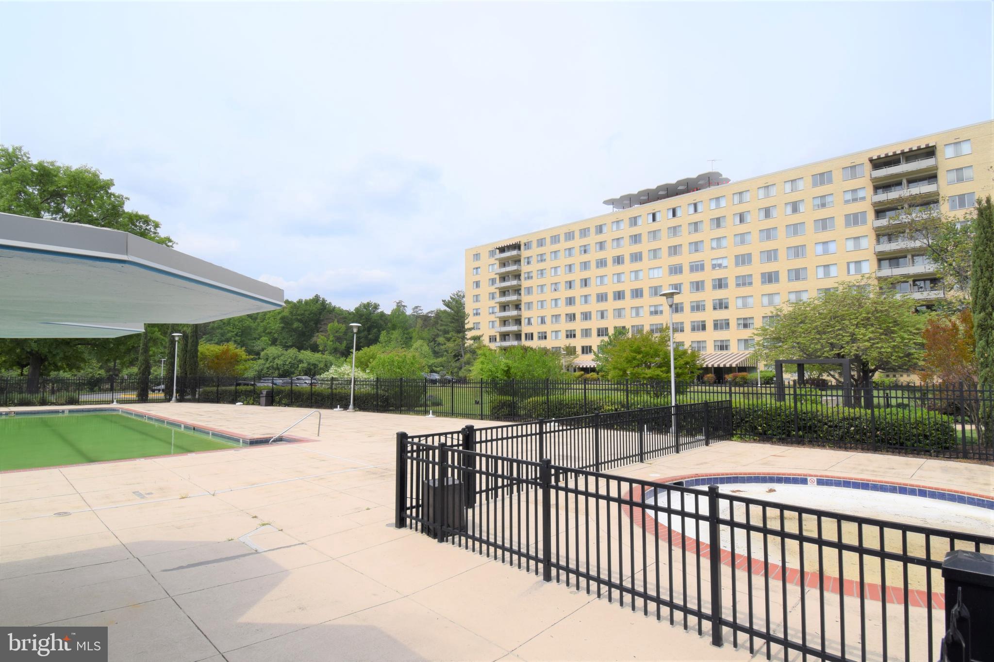 RIVER TOWERS - Residential Lease