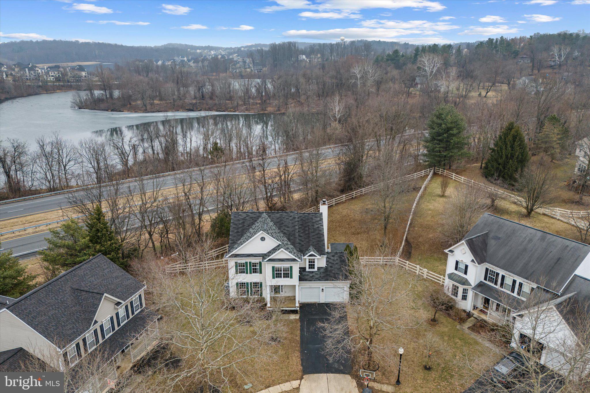 ROUND HILL - Residential