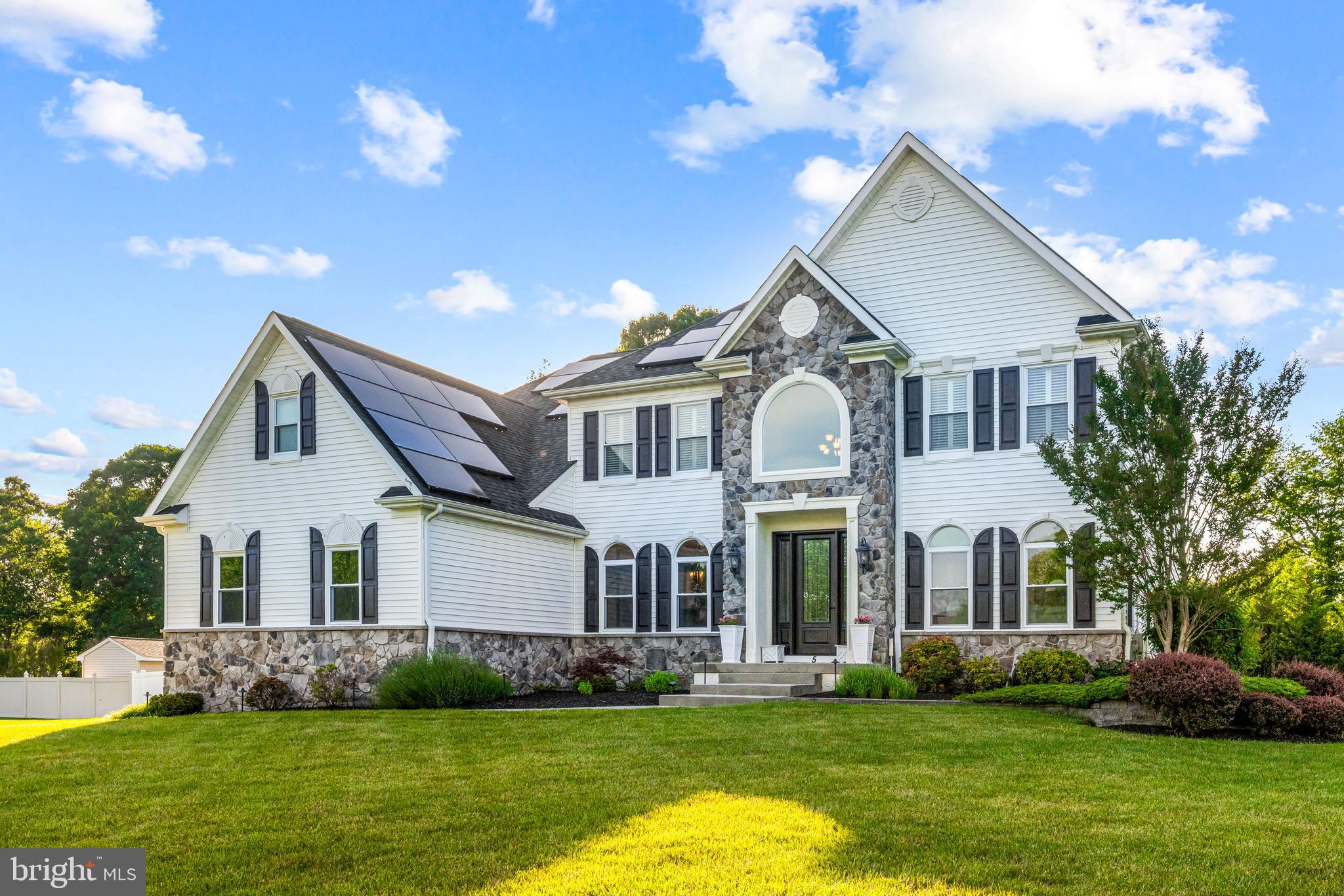 5 LAUREL WOOD CT