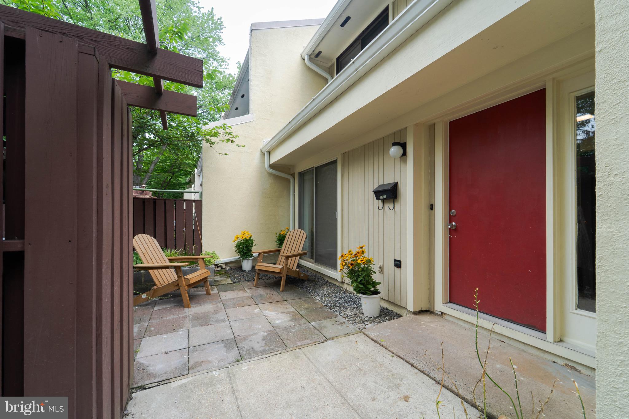 2221 SOUTHGATE SQUARE