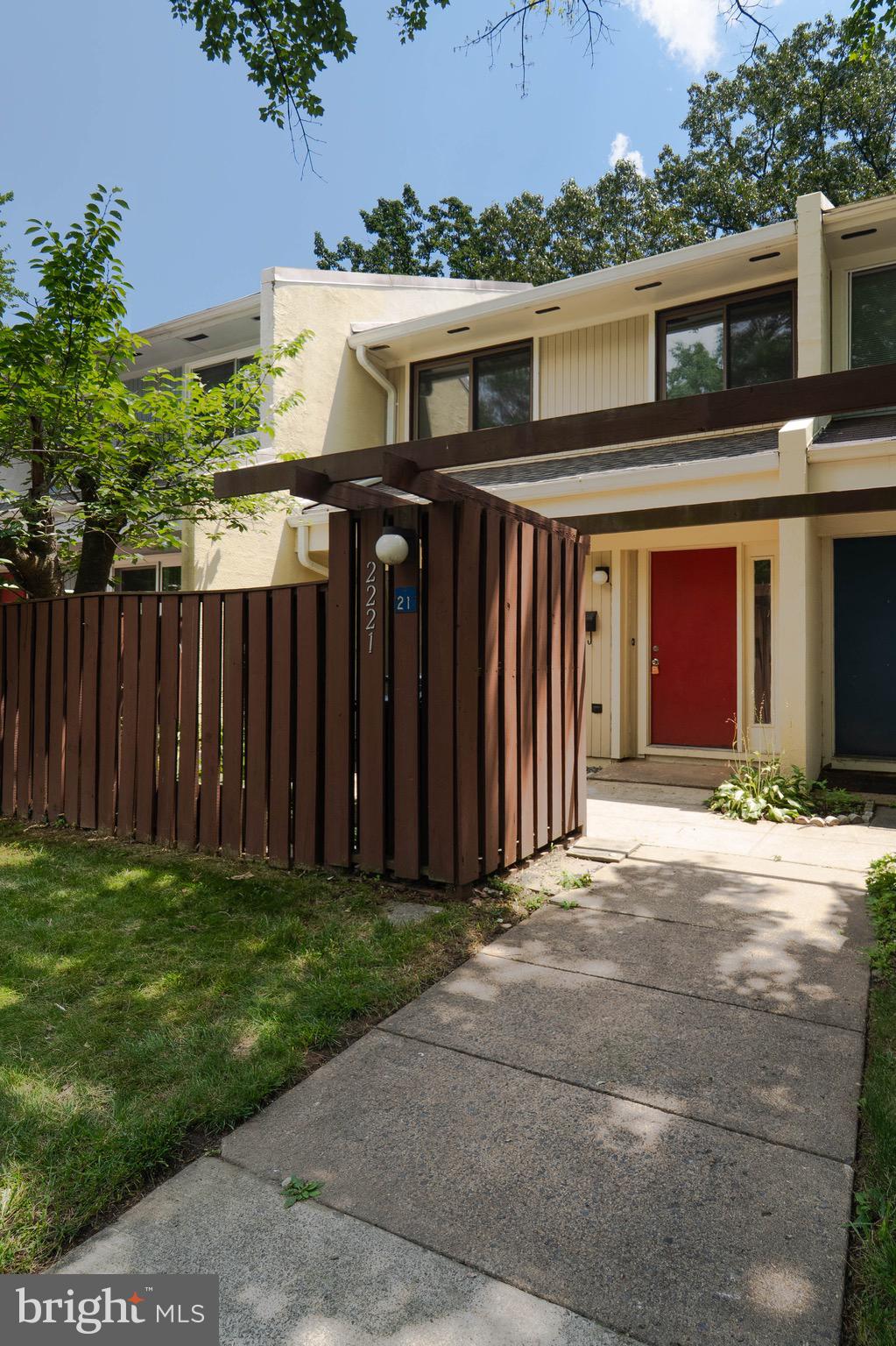 2221 SOUTHGATE SQUARE