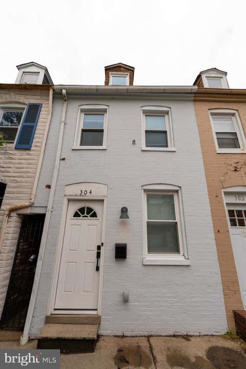 Townhouse For Rent - 304 S Wolfe Street<br/> BALTIMORE, MD 21231