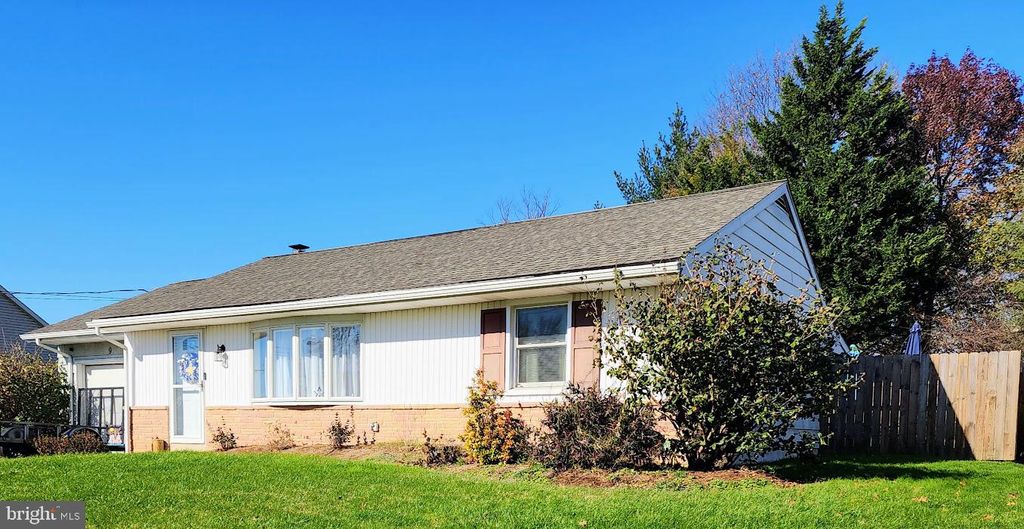 Photo of 9 VIOLET AVE, WILLOW STREET, PA 17584 (MLS # PALA2028098)