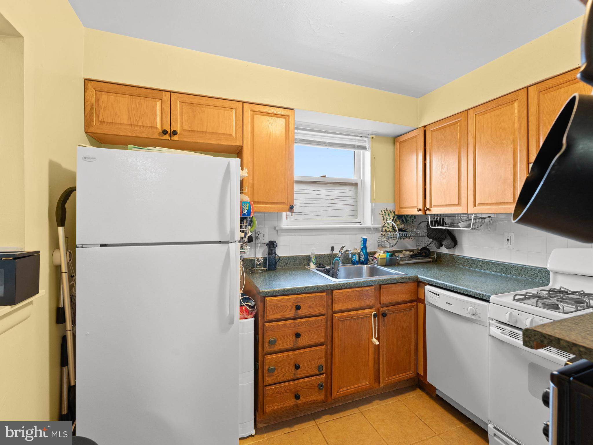 ACADEMY GARDENS - Residential Income