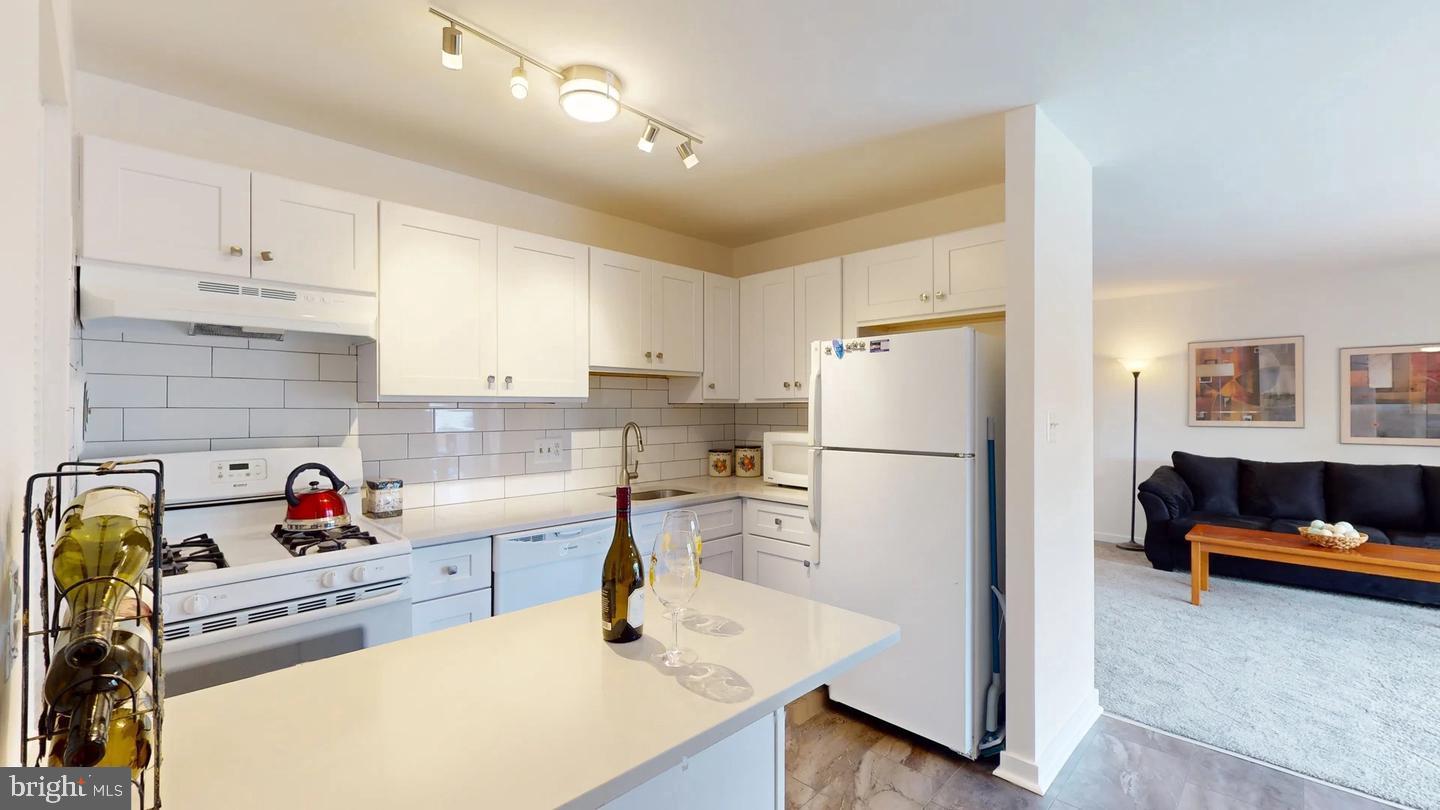 TIMBERLANE VILLAGE GARDEN CONDOMINIUMS - Residential Lease