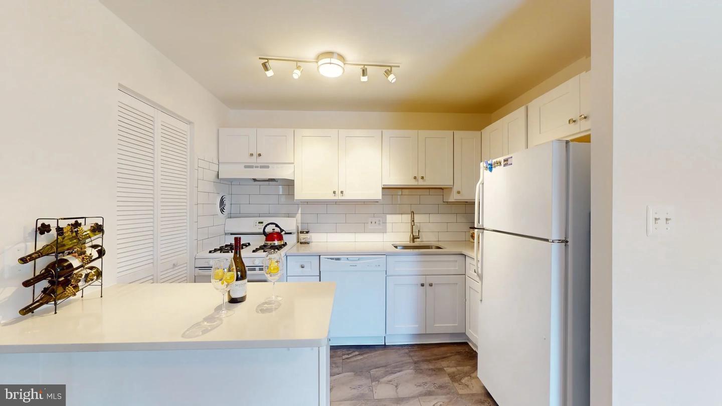 TIMBERLANE VILLAGE GARDEN CONDOMINIUMS - Residential Lease