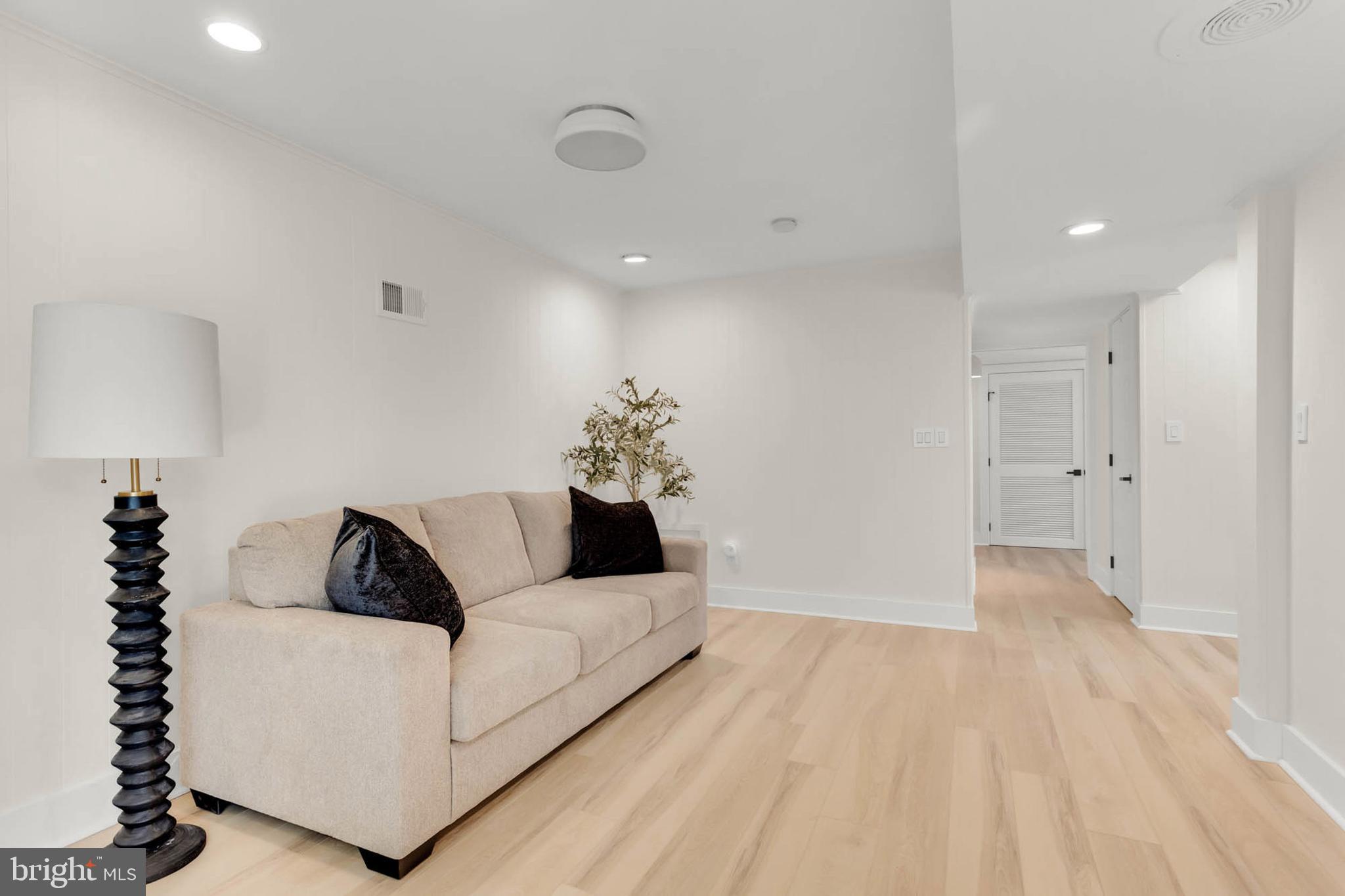 HILLSMERE SHORES - Residential